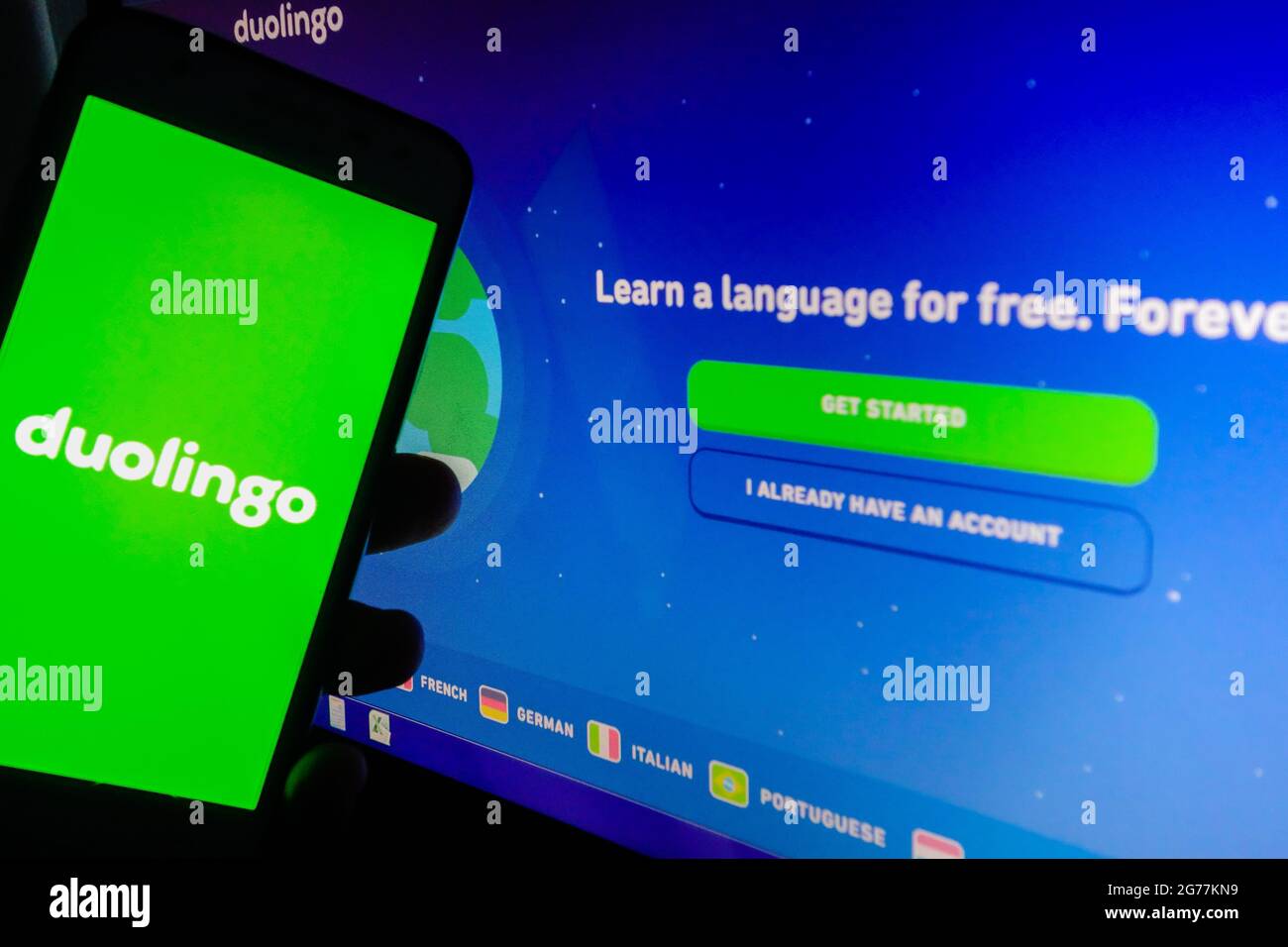 SAO PAULO, BRASILIEN - 01. Juni 2021: Smartphone mit Duolingo-App-Logo auf dem Bildschirm. Verschwommener Hintergrund mit Duolingo Website Stockfoto