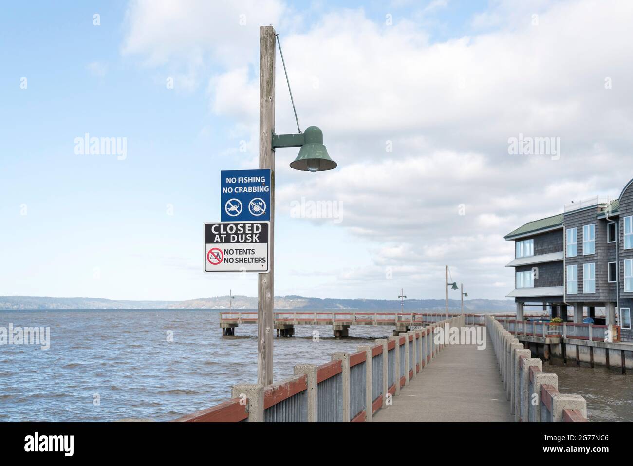 Pier in Tacoma in Washington mit öffentlichen Schildern an einem Lichtpfosten Stockfoto