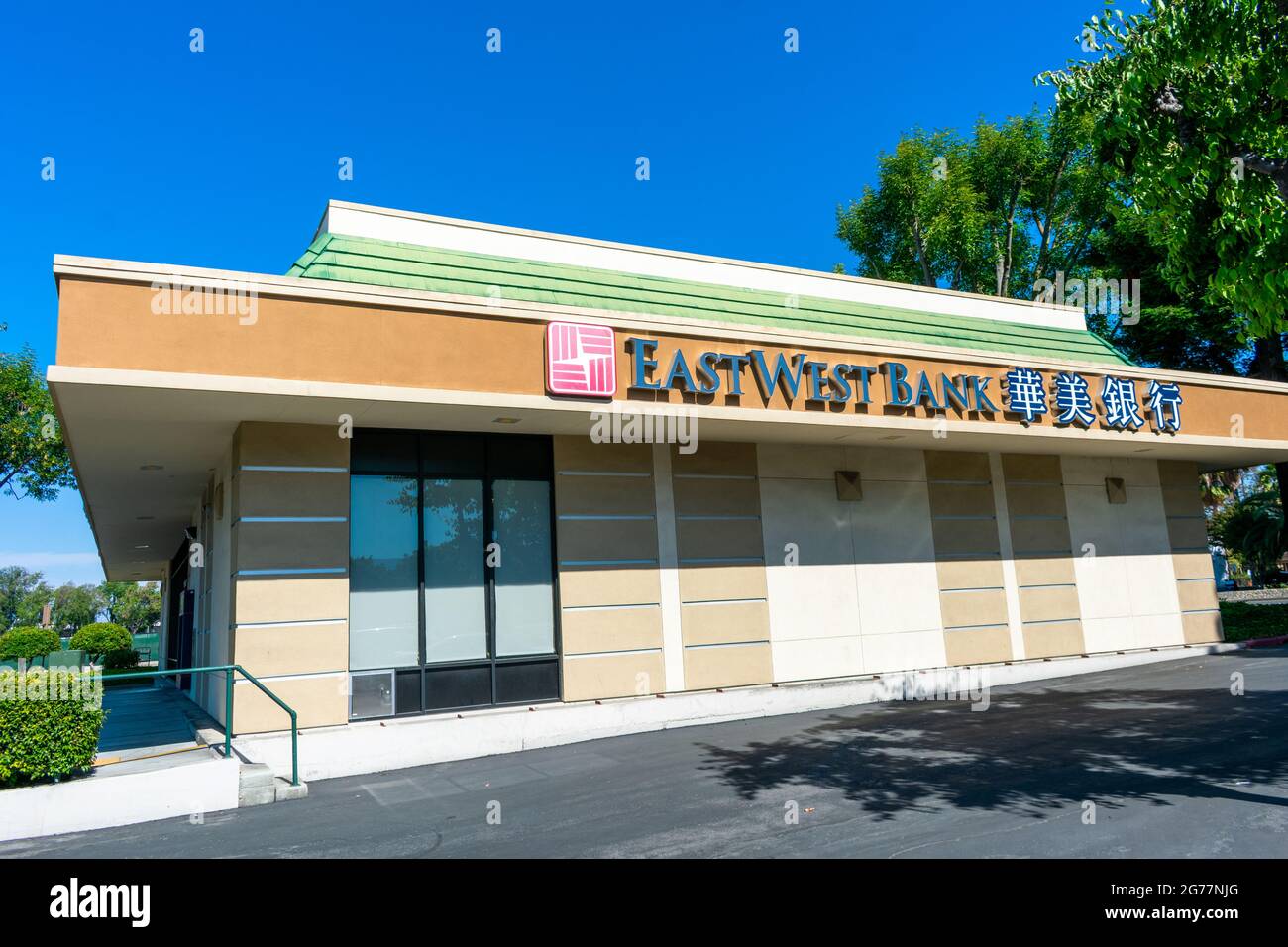 Logo der East West Bank, Schild an der Bankfiliale. - Cupertino, Kalifornien, USA - 2021 Stockfoto