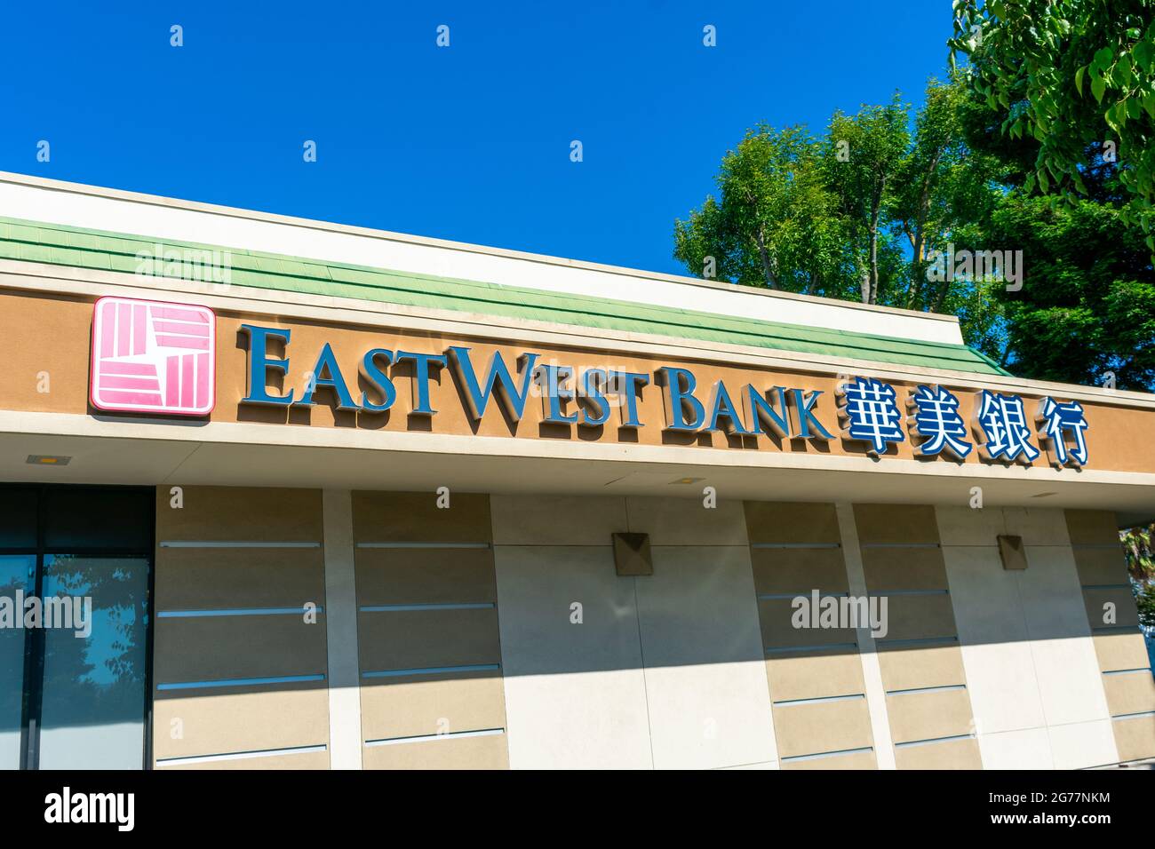 Logo der East West Bank, Schild an der Bankfiliale. - Cupertino, Kalifornien, USA - 2021 Stockfoto