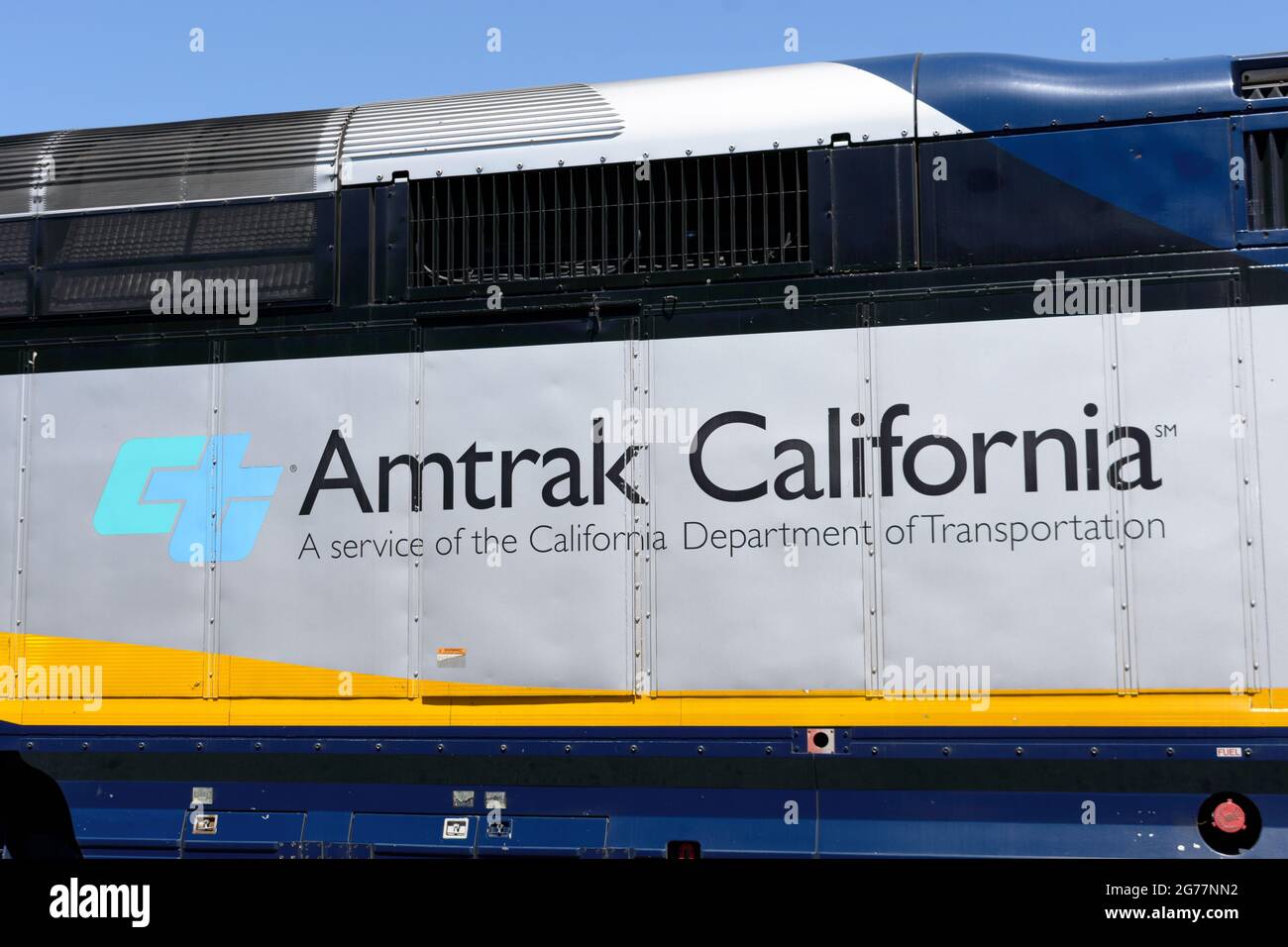 Amtrak California ein Dienst des California Department of Transportation Zeichen auf Diesel-Personenlokomotive. - San Jose, Kalifornien, USA - 2021 Stockfoto