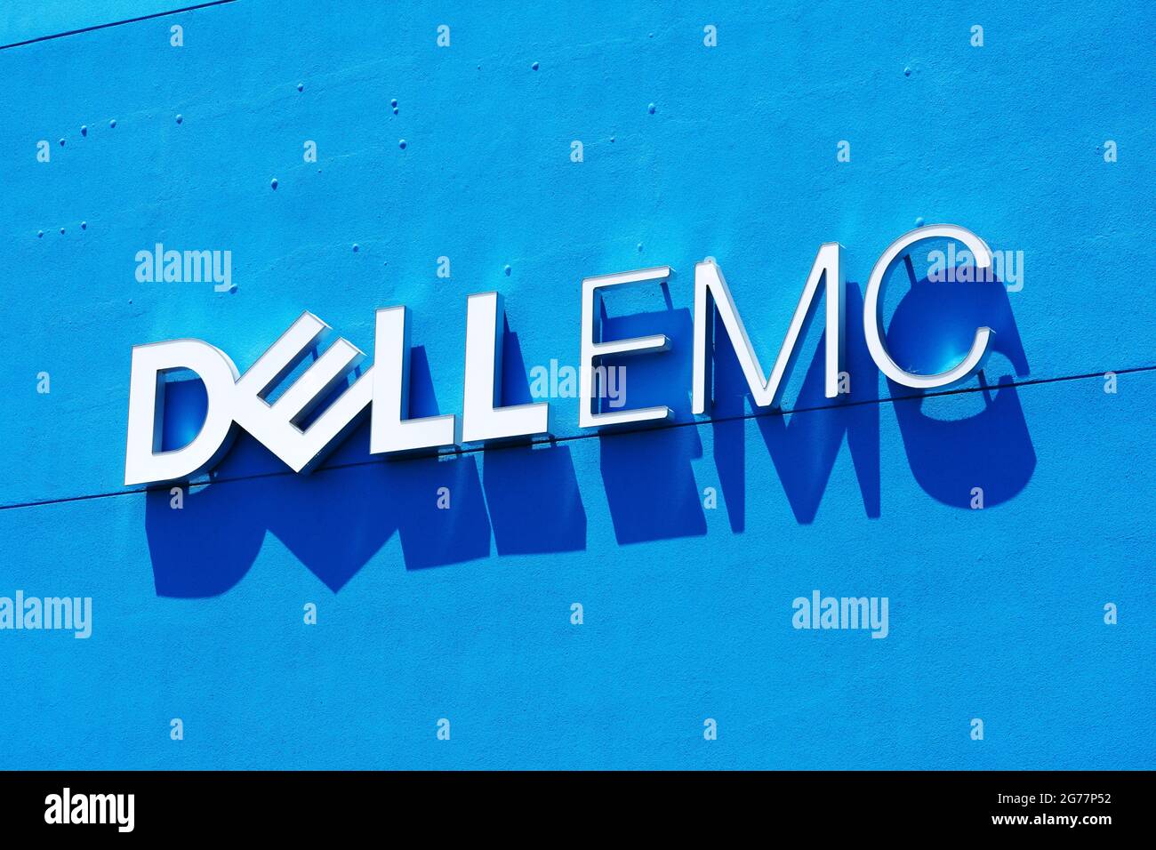 Dell EMC Logo, Schild an Computer-Datenspeicher Unternehmen Bürofassade in Silicon Valley - Santa Clara, Kalifornien, USA - 2021 Stockfoto