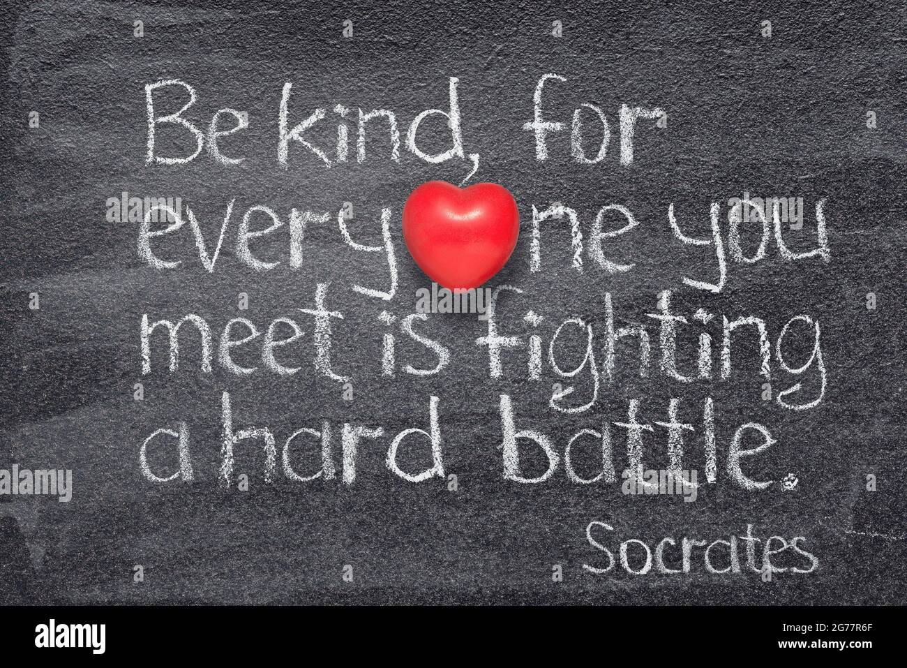 Seien Sie freundlich, denn jeder, dem Sie begegnen, kämpft einen harten Kampf - Zitat des antiken griechischen Philosophen Sokrates geschrieben auf Tafel mit roten Herzsymbolen Stockfoto
