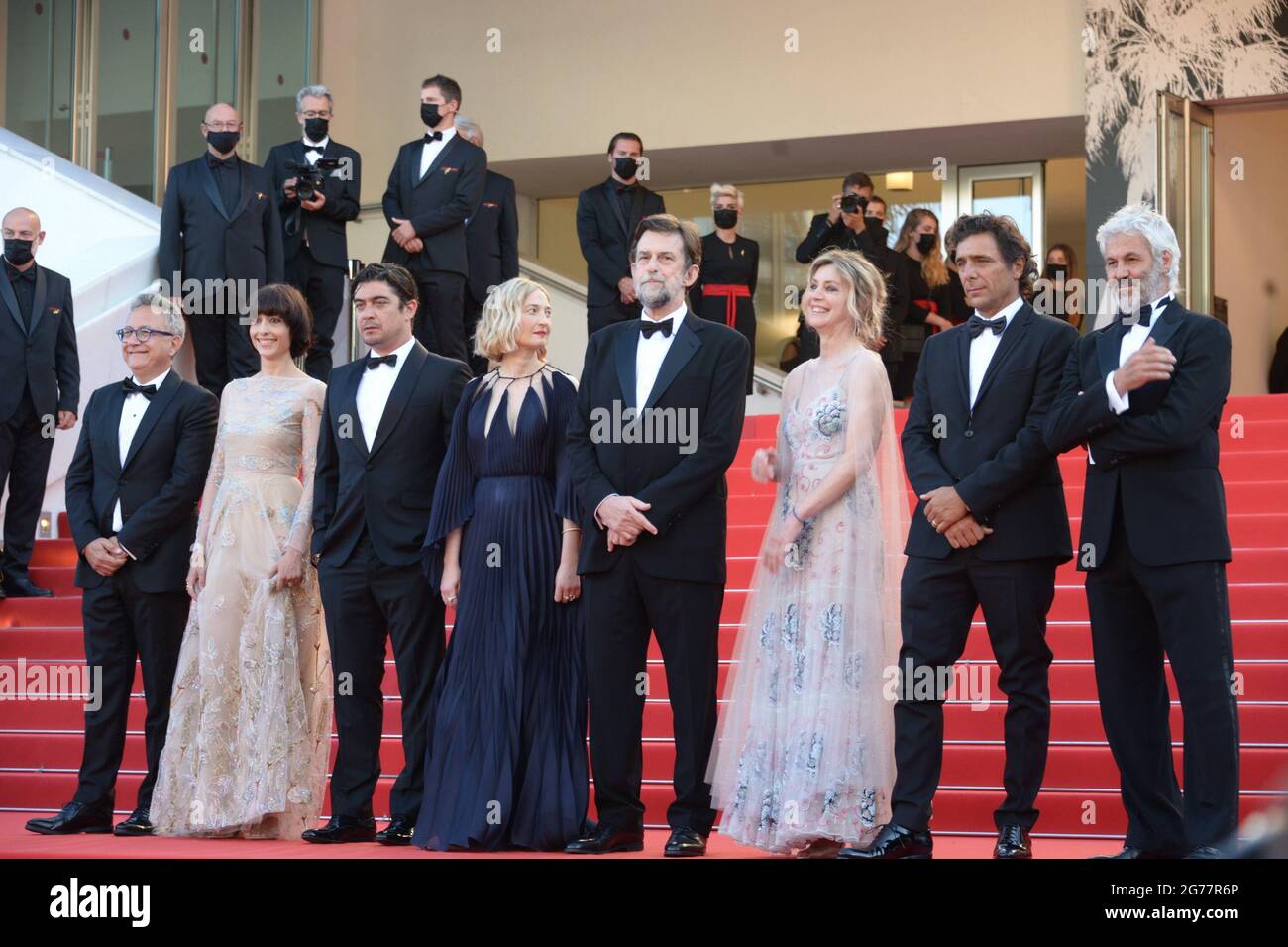 11. Juli 2021, CANNES, Frankreich: CANNES, FRANKREICH - 11. JULI: Produzent Paolo Del Brocco, Elena Lietti, Riccardo Scamarcio, Alba Rohrwacher, Regisseur Nanni Moretti, Margherita Buy, Adriano Giannini und der Produzent Domenico Procacci nehmen an der Vorführung ''Tre Piani (Three Floors)' während der 74. Jährlichen Filmfestspiele von Cannes am 11. Juli 2021 in Cannes, Frankreich, Teil. (Bild: © Frederick InjimbertZUMA Wire) Stockfoto