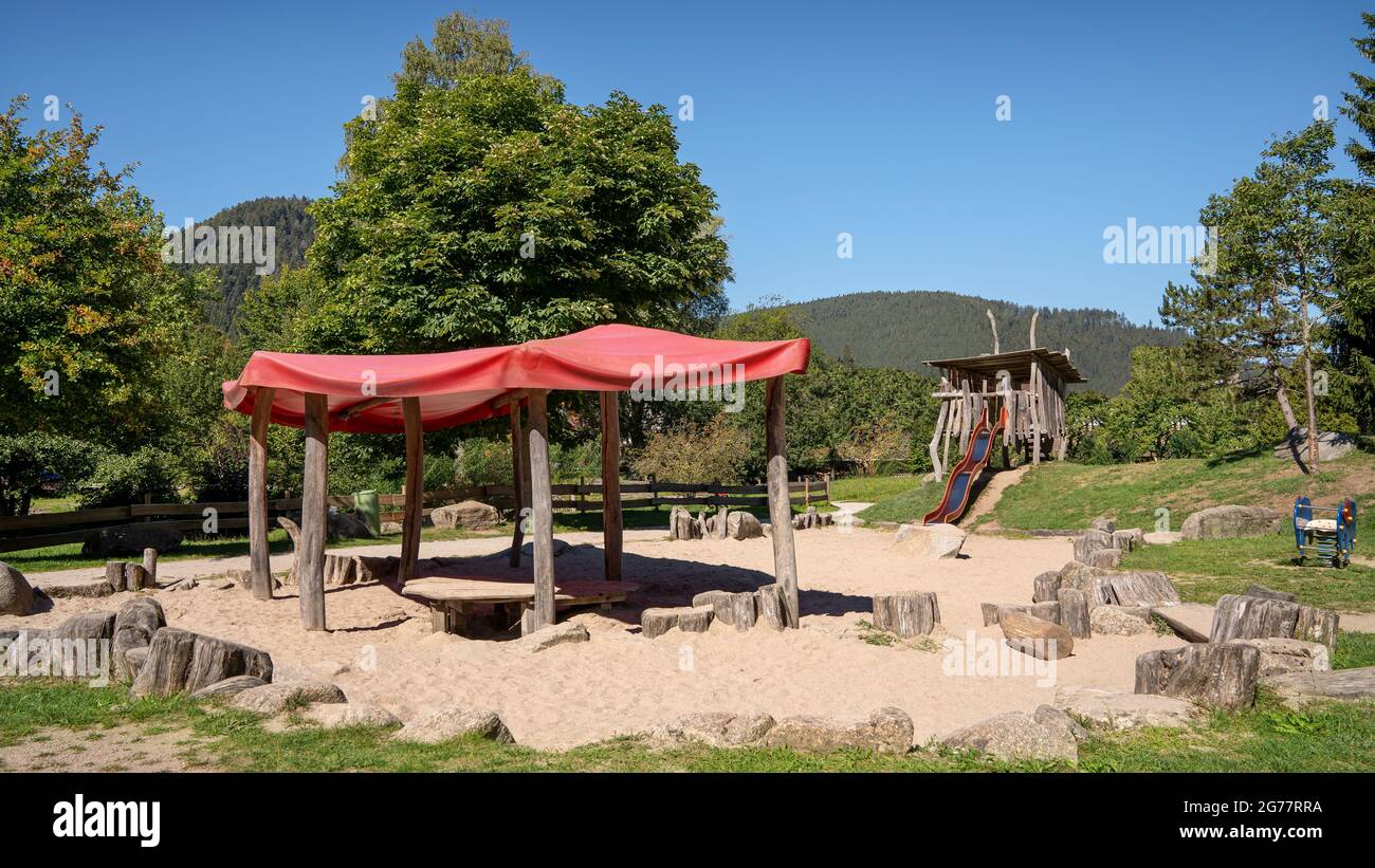 Spielplatz im Park mit textiler Überdachung auf Holzpfählen Stockfoto