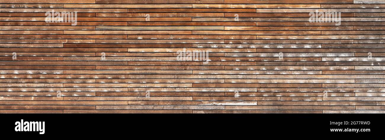 Verwitterte braune Panorama-Holzwand aus horizontalen Lattenenleisten Stockfoto