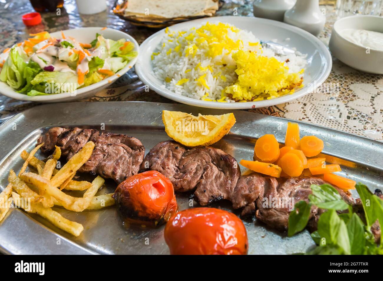 Traditionelle iranische Gerichte, Chelow Kabab (Kebab), in beliebten lokalen Restaurants, Teheran, Iran, Persien, Westasien, Asien Stockfoto