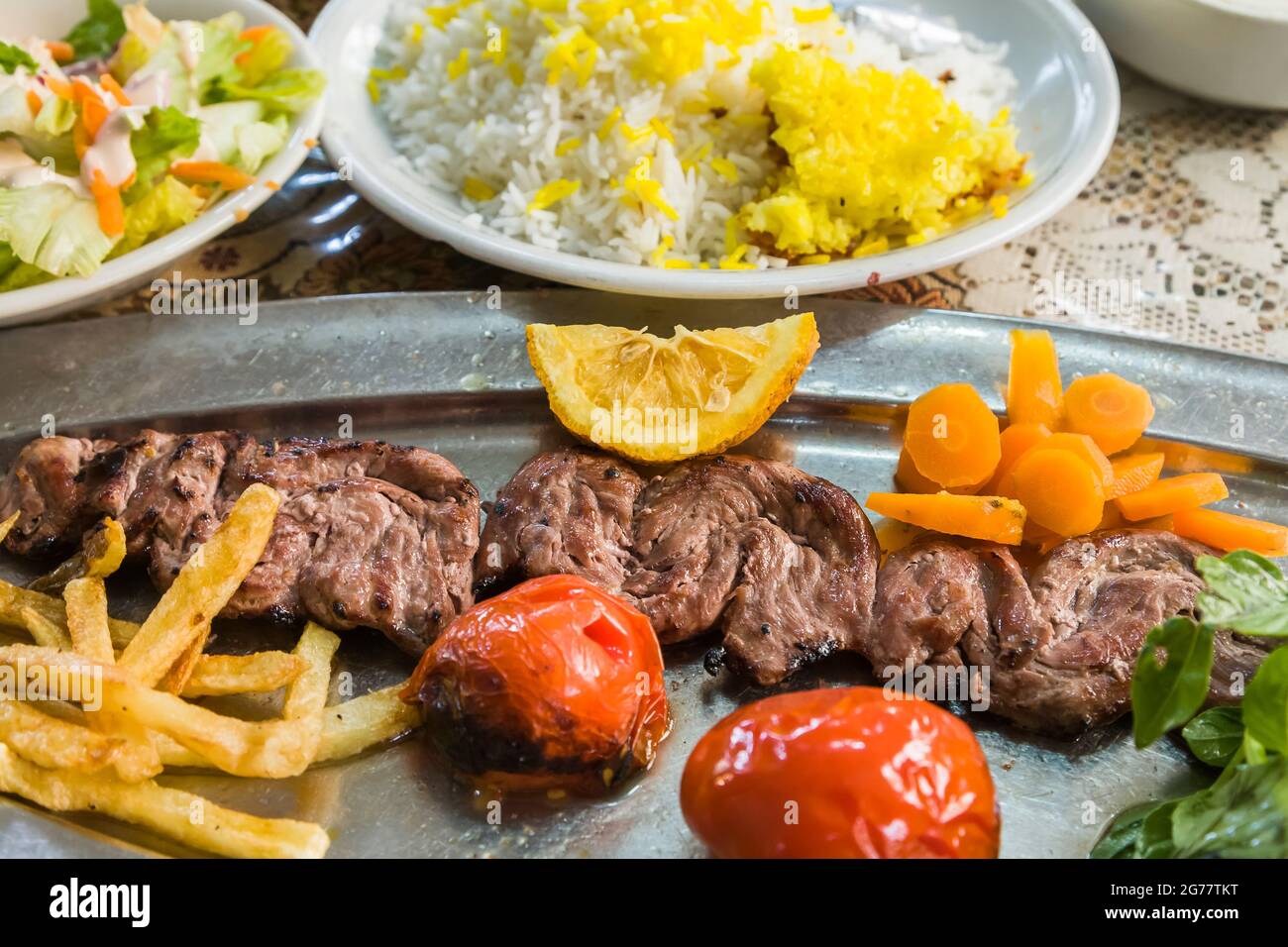 Traditionelle iranische Gerichte, Chelow Kabab (Kebab), in beliebten lokalen Restaurants, Teheran, Iran, Persien, Westasien, Asien Stockfoto