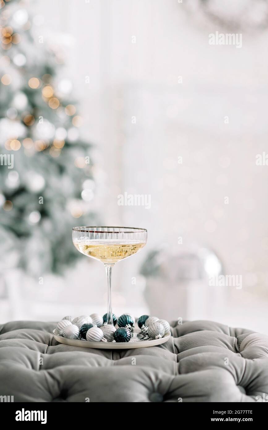 Frohes Neues Jahr 2021. Weihnachten und Neujahr minimale Hintergrund, Wintersaison. Ein Glas Champagner vor dem Hintergrund von Bokeh-Lichtern. Sof Stockfoto