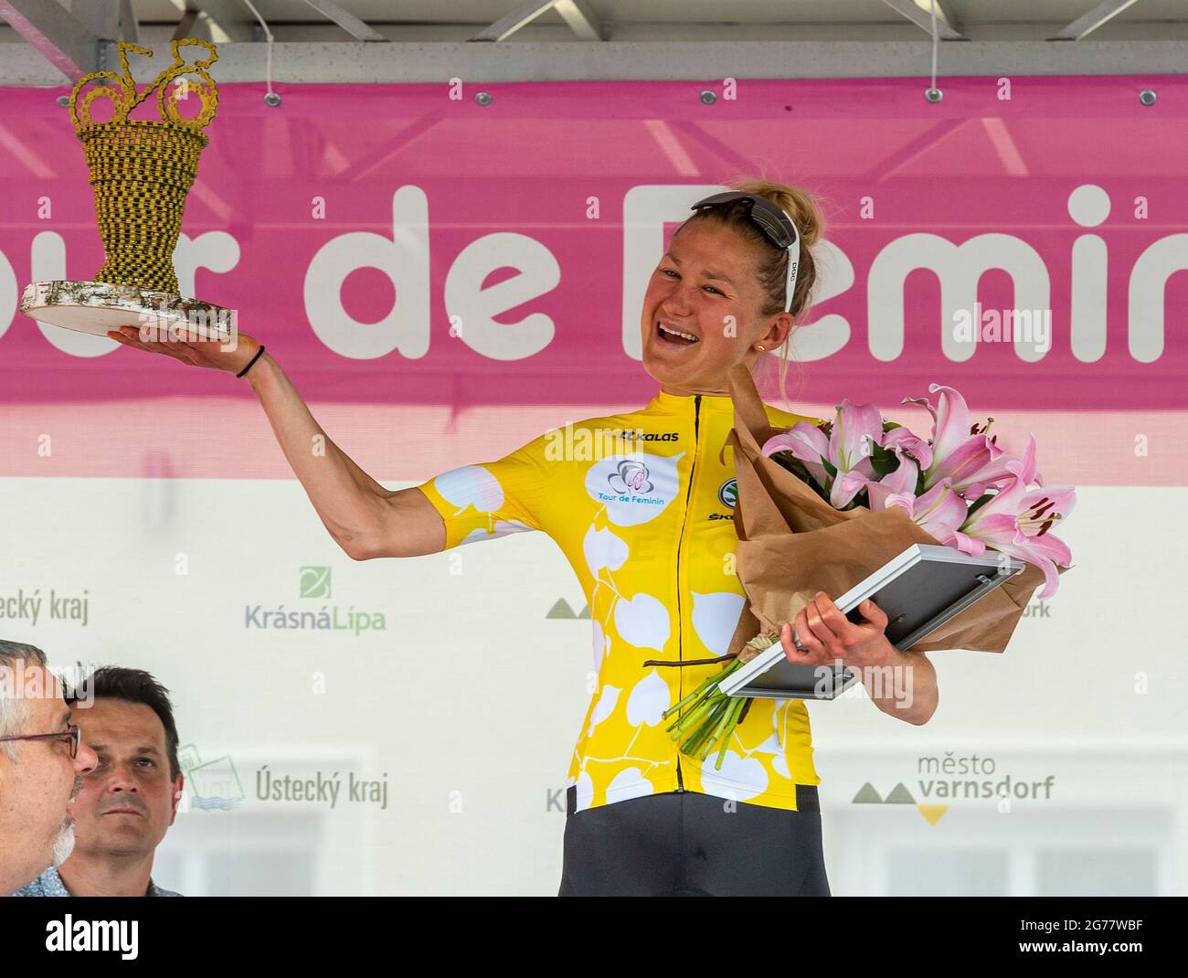 Krasna Lipa, Tschechische Republik. Juli 2021. Joscelin Lowden (Großbritannien) feiert ihren Gesamtsieg beim internationalen Radrennen der Frauen Tour de Feminin am 11. Juli 2021 in der Nähe von Krasna Lipa, Tschechien. Quelle: Ondrej Hajek/CTK Photo/Alamy Live News Stockfoto