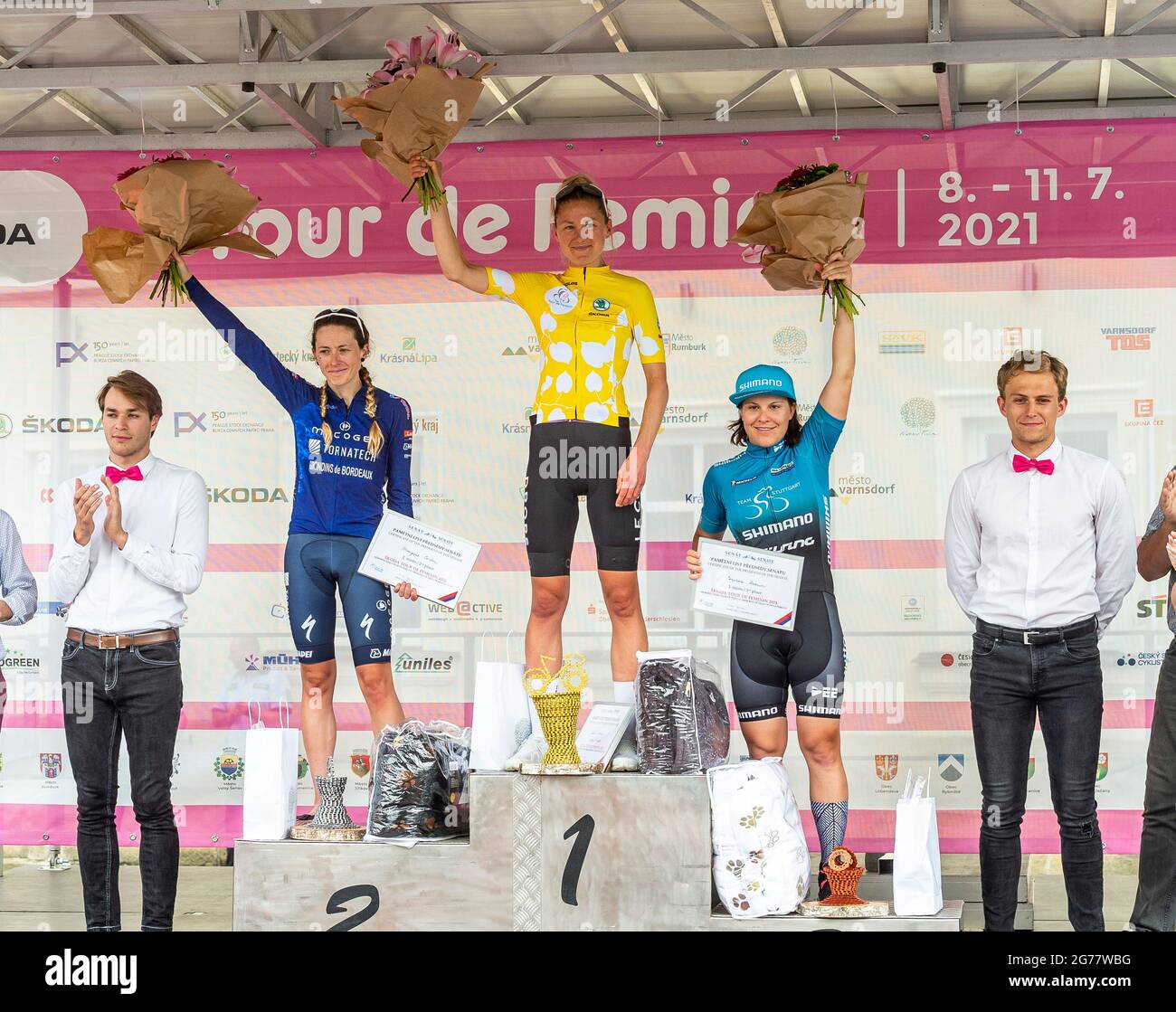 Krasna Lipa, Tschechische Republik. Juli 2021. L-R auf dem Podium stehen Morgane Coston (Frankreich), Joscelin Lowden (Großbritannien) und Corinna Lechner (Deutschland) nach allen Etappen des internationalen Radrennen der Frauen Tour de Feminin am 11. Juli 2021 in der Nähe von Krasna Lipa (Tschechien). Auf der linken Seite applaudiert der tschechische Senatschef Milos Vystrcil und auf der rechten Seite der Senator Zbynek Linhart. Quelle: Ondrej Hajek/CTK Photo/Alamy Live News Stockfoto