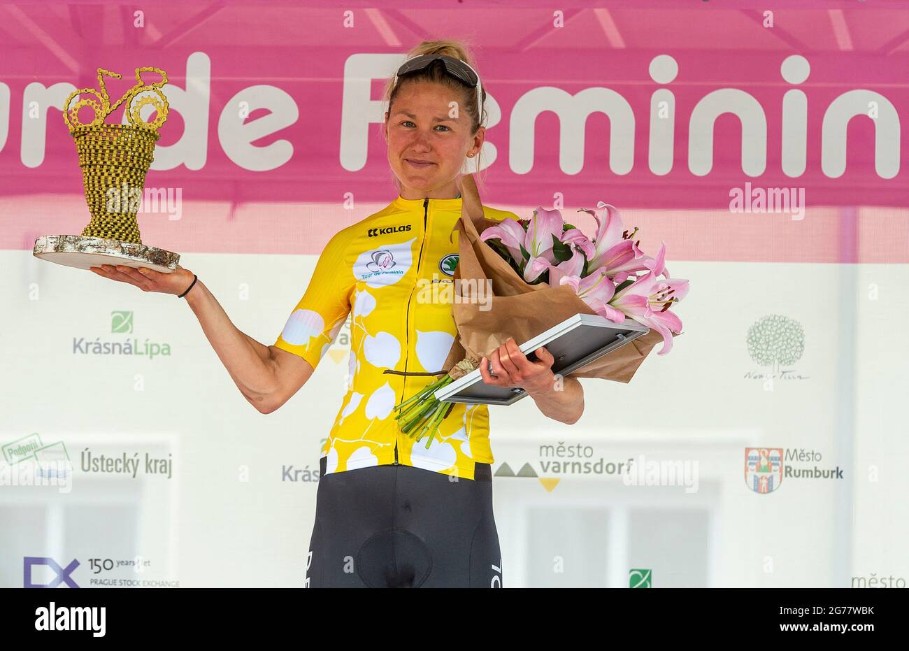 Krasna Lipa, Tschechische Republik. Juli 2021. Joscelin Lowden (Großbritannien) feiert ihren Gesamtsieg beim internationalen Radrennen der Frauen Tour de Feminin am 11. Juli 2021 in der Nähe von Krasna Lipa, Tschechien. Quelle: Ondrej Hajek/CTK Photo/Alamy Live News Stockfoto