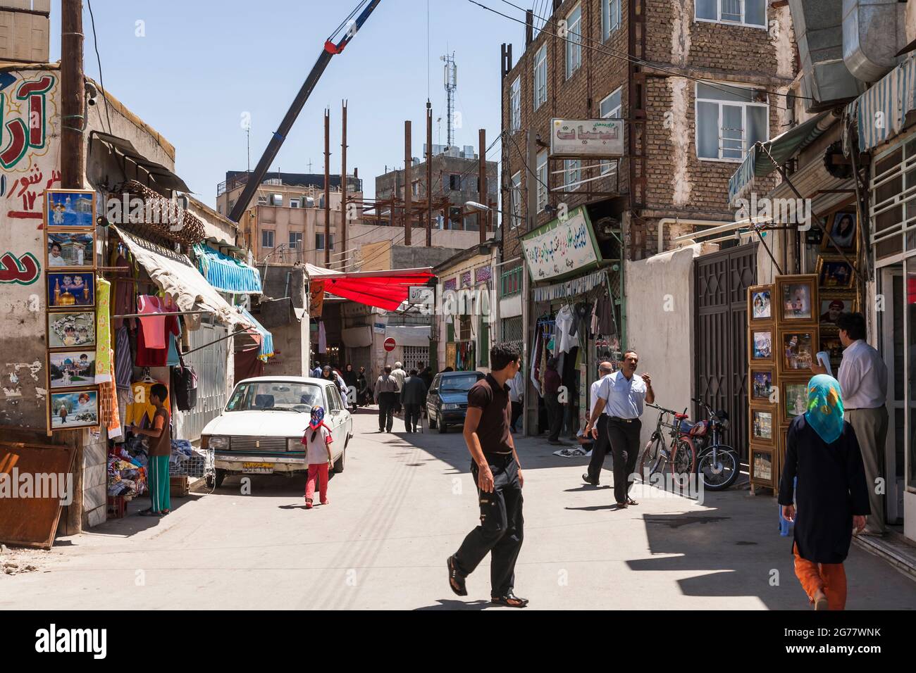 Lokale Straße mit Geschäften, Stadtbild der Innenstadt, Mashhad, Razavi Khorasan Provinz, Iran, Persien, Westasien, Asien Stockfoto