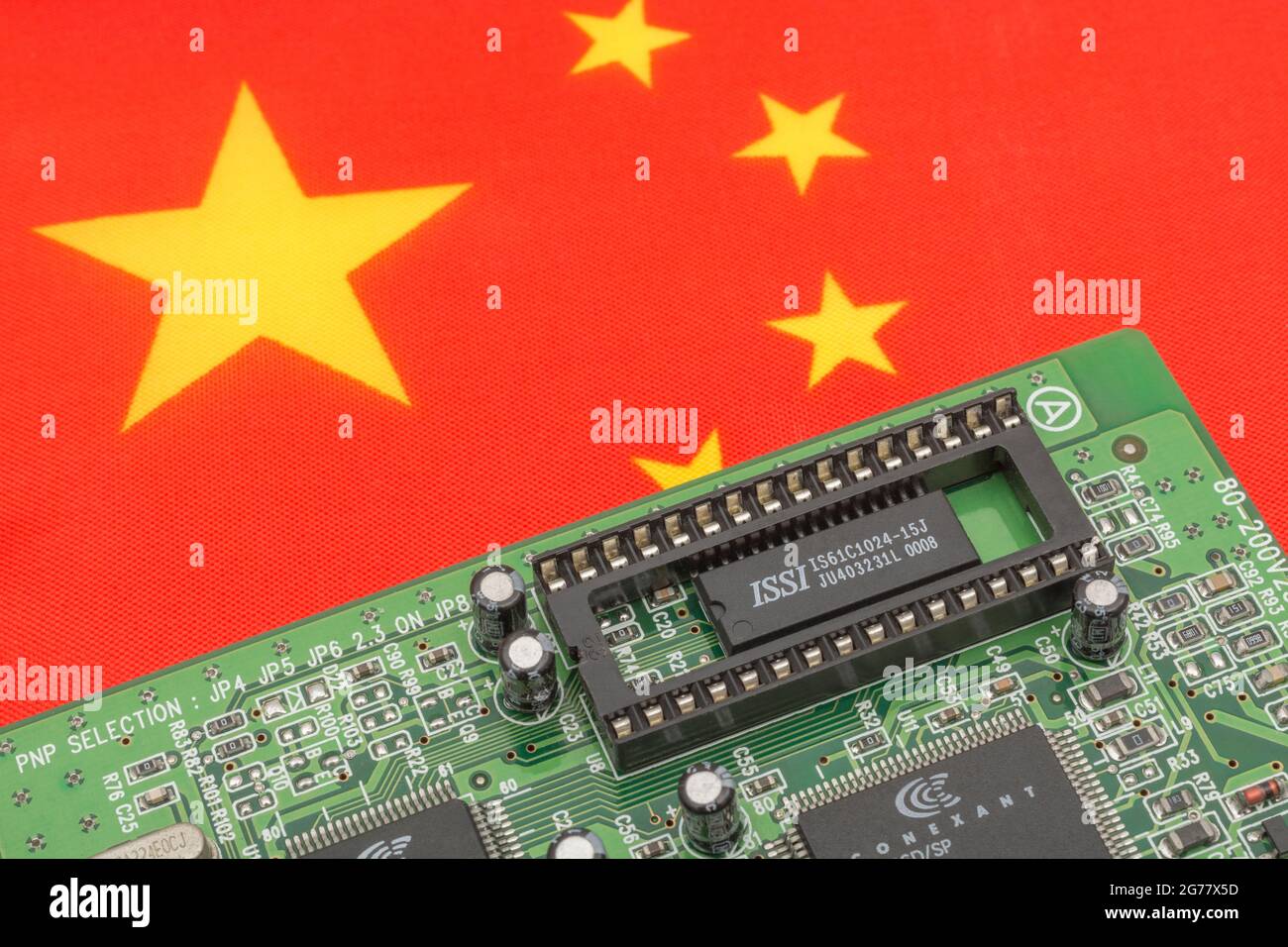 Chinesische Nationalflagge mit grüner Leiterplatte mit leerer EPROM-Buchse. Für 2021 Engpässe bei integrierten Computerchips, Halbleiterengpässe. Stockfoto