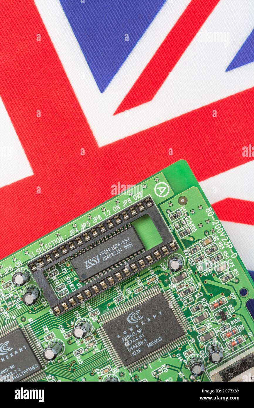 UK Union Jack Flag mit grüner Leiterplatte mit leerer EPROM-Buchse. Für 2021 Engpässe bei integrierten Computerchips, Halbleiterengpässe. Stockfoto