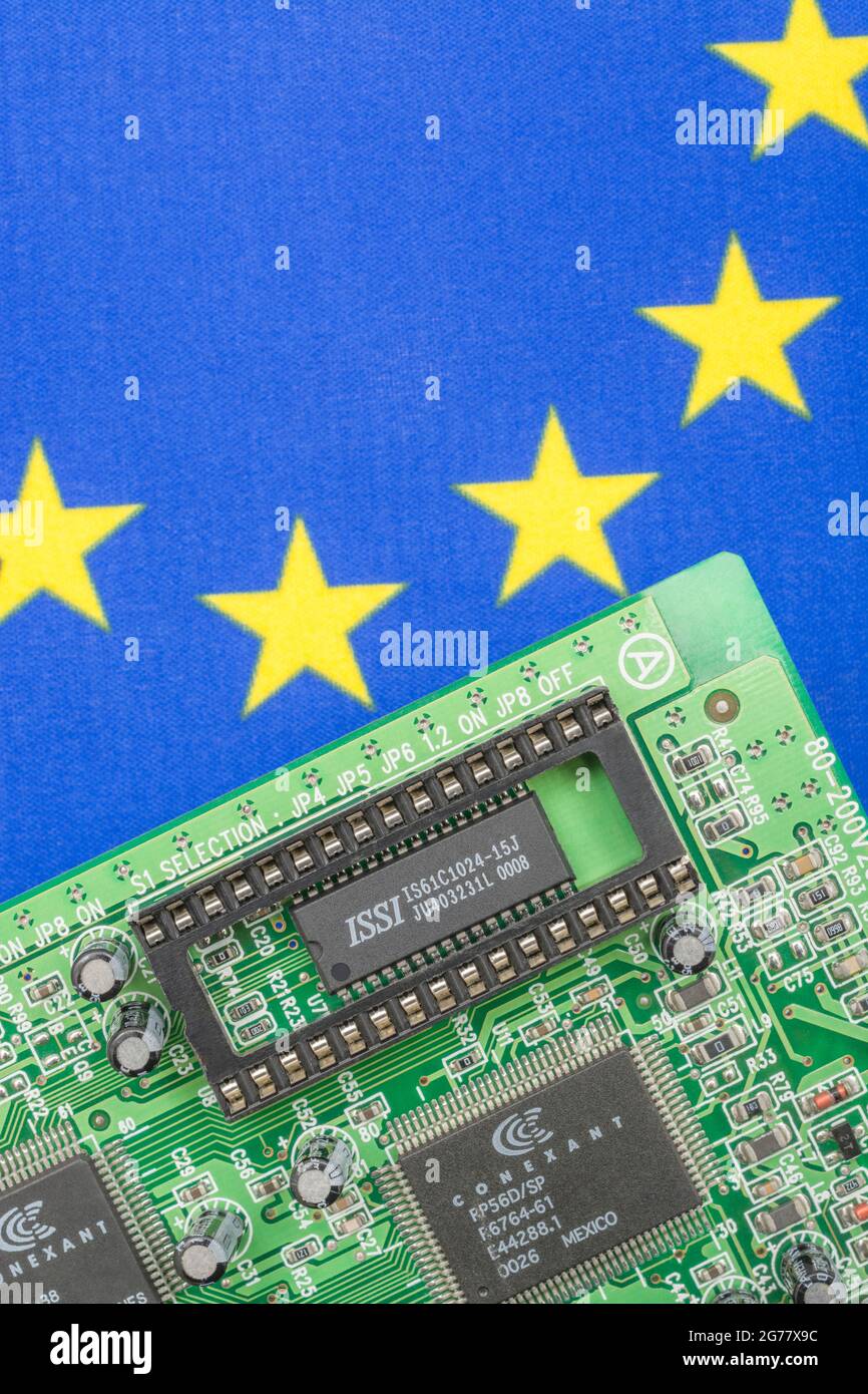 EU-Flagge mit grüner Leiterplatte mit leerer EPROM-Buchse. Für 2021 Engpässe bei integrierten Computerchips, Halbleiterengpässe. Stockfoto