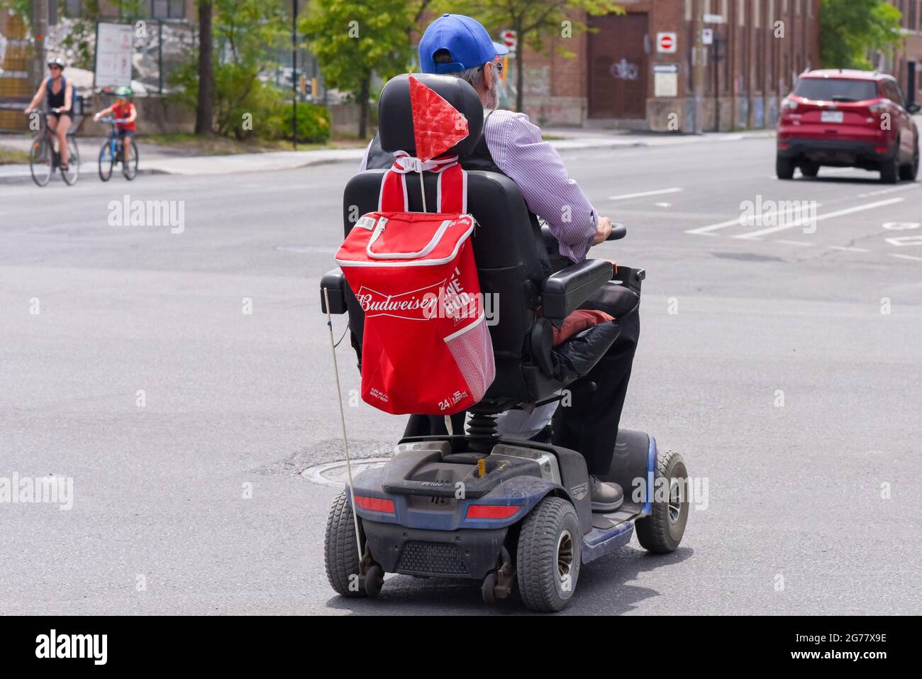 Mann, der Handicap Scooter reitet, Montreal, Kanada Stockfoto