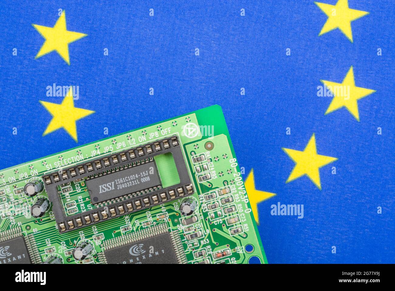 EU-Flagge mit grüner Leiterplatte mit leerer EPROM-Buchse. Für 2021 Engpässe bei integrierten Computerchips, Halbleiterengpässe. Stockfoto
