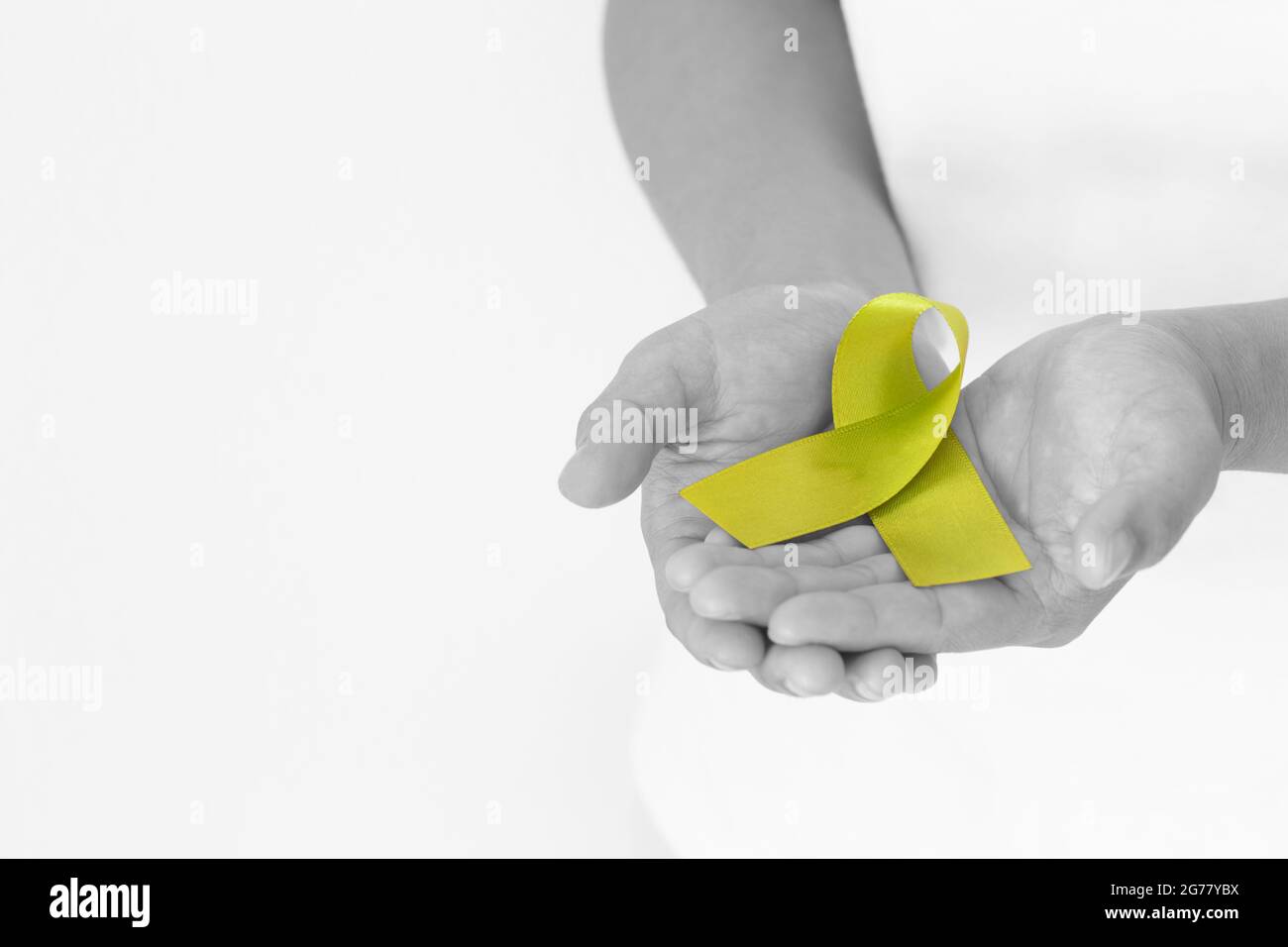 Hände mit hellem lindgrünem Band auf weißem Hintergrund mit Kopierfläche. Welttag der psychischen Gesundheit und Lymphom Bewusstsein Symbol. Gesundheitswesen A Stockfoto