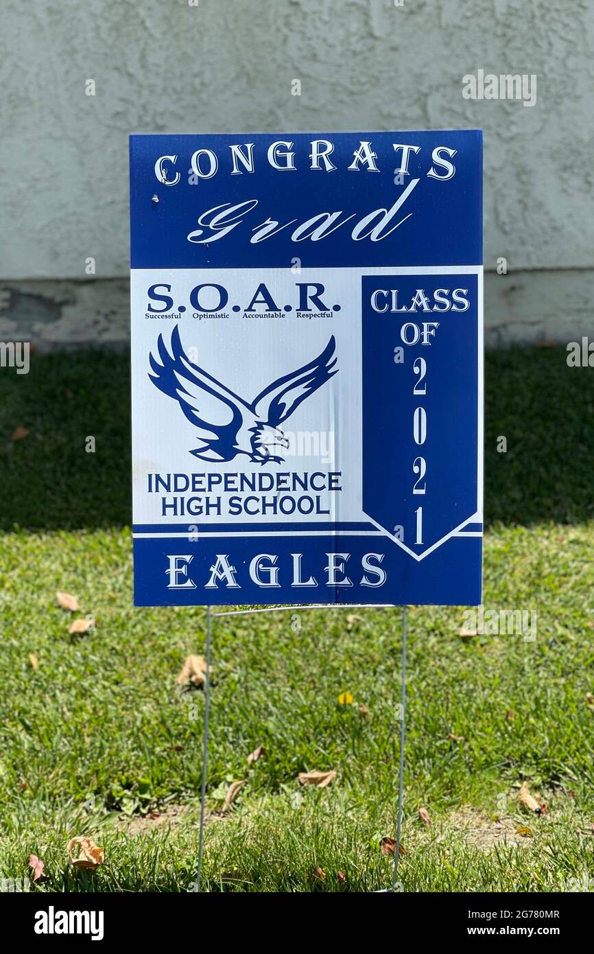 Ein Gratulation 2021 Independence High Graduate Zeichen in einer Residenz, Sonntag, 11. Juli 2021, in Monterey Park, Kalif = Stockfoto