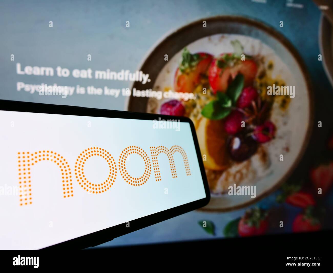 Smartphone mit Logo des US-amerikanischen Gewichtverlustplattform-Unternehmens Noom Inc. Auf dem Bildschirm vor der Business-Website. Konzentrieren Sie sich auf die Mitte rechts des Telefondisplays. Stockfoto