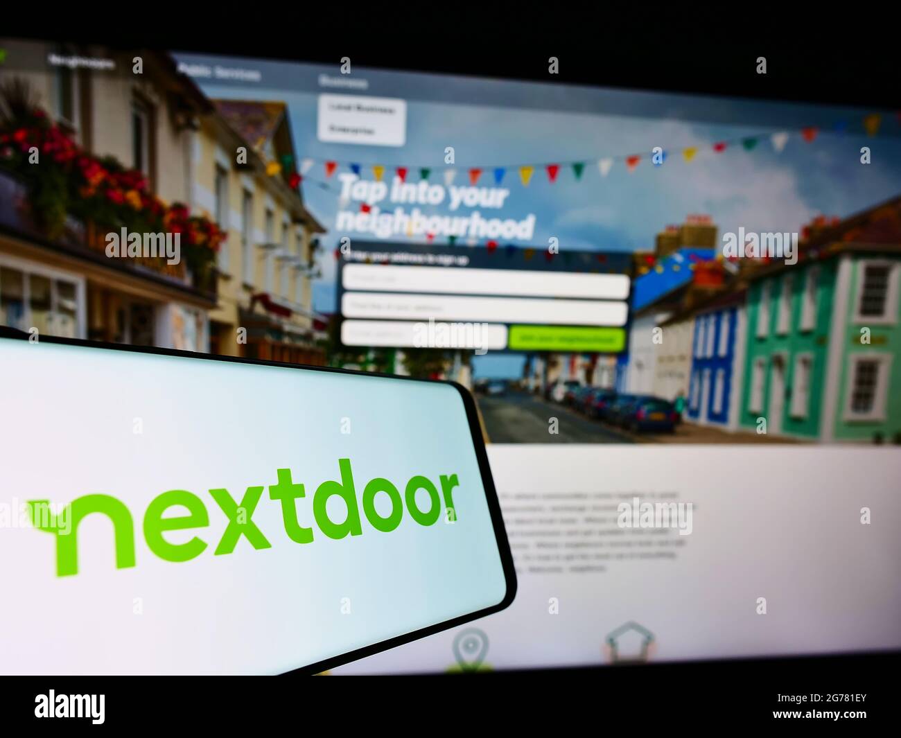 Handy mit Logo des US-amerikanischen Social-Network-Unternehmens nextdoor Inc. Auf dem Bildschirm vor der Business-Website. Konzentrieren Sie sich auf die Mitte rechts des Telefondisplays. Stockfoto