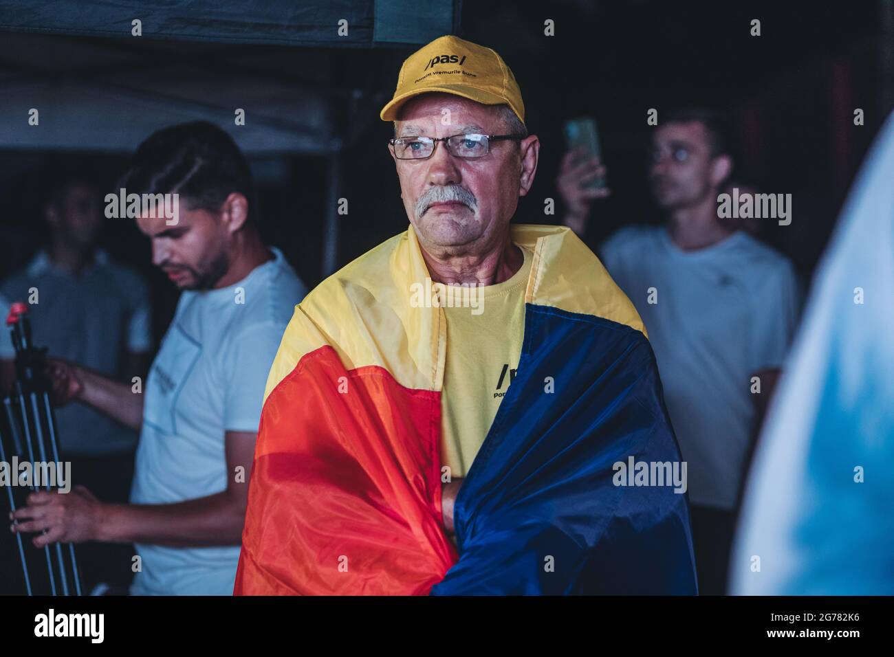 Chisinau, Moldawien. Juli 2021. Der Unterstützer von Igor Grosu mit moldawischer Flagge feiert seinen Sieg bei den Parlamentswahlen in Chisinau.Igor Grosu und andere Mitglieder der Partei Aktion und Solidarität feiern den Sieg bei den Parlamentswahlen in Moldawien in ihrem Zentralbüro in Chisinau. (Foto von Diego Herrera/SOPA Images/Sipa USA) Quelle: SIPA USA/Alamy Live News Stockfoto
