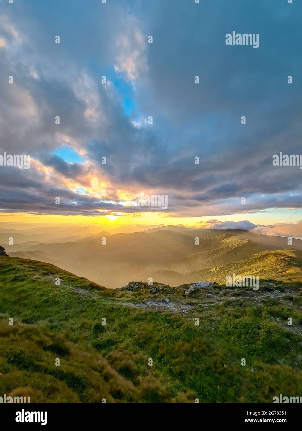 Blick auf den Sonnenuntergang über den Bergen. Platz kopieren Stockfoto