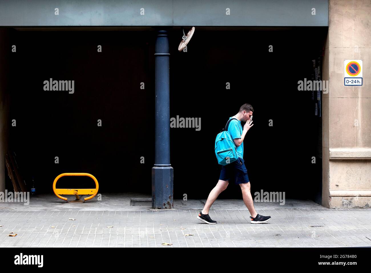 Mann, der seine Nase bläst, Barcelona, Spanien. Stockfoto