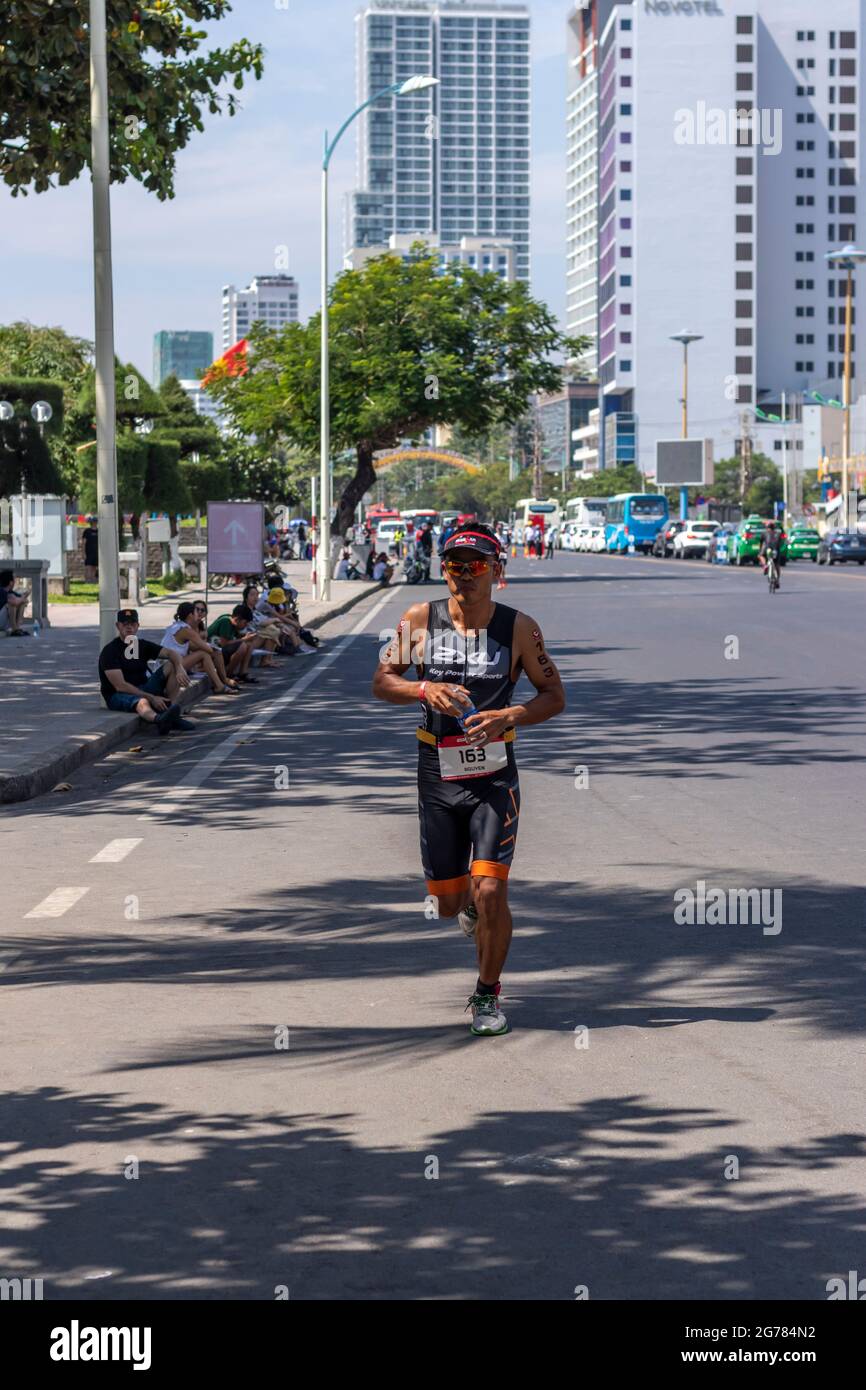 Nguyen Tuan Anh ist Triathlon-Teilnehmer des Challenge Vietnam-Events, er läuft eine 21 Kilometer lange Strecke entlang der Tran phu Street in der Nähe des Südchinesischen S Stockfoto