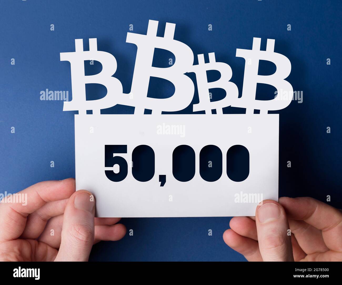 Hände mit einem Bitcoin-Kryptowährung 50,000-Marktpreispunkt-Zeichen Stockfoto