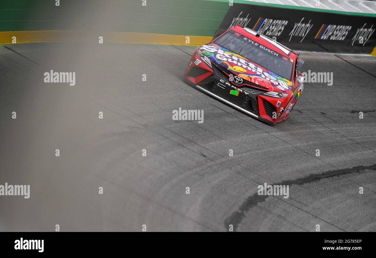 Hampton, GA, USA. Juli 2021. Kyle Busch, der Fahrer der NASCar Cup Series, fährt den Skittles Gummies Toyota in Runde vier während des Quaker State 400, der von Walmart auf dem Atlanta Motor Speedway in Hampton, GA, vorgestellt wurde. Austin McAfee/CSM/Alamy Live News Stockfoto