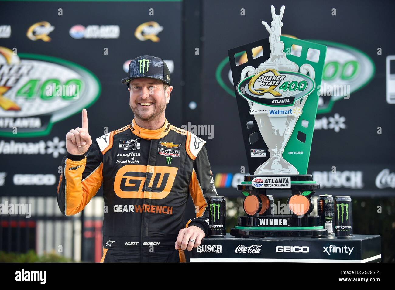 Hampton, GA, USA. Juli 2021. Der Fahrer der NASCar Cup Series, Kurt Busch, posiert mit der Trophäe auf der Siegerstraße, nachdem er den Quaker State 400 auf dem Atlanta Motor Speedway in Hampton, GA, gewonnen hat. Austin McAfee/CSM/Alamy Live News Stockfoto