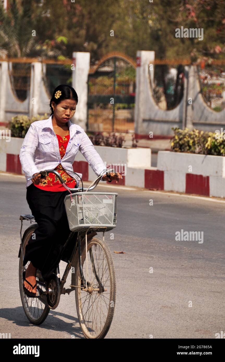 Burmesische Frauen Radfahren Fahrrad auf der Straße mit Verkehrsstraße der stadt mandalay und burma Menschen und ausländische Reisende Reise Besuch am 2. Februar 2013 in Ma Stockfoto