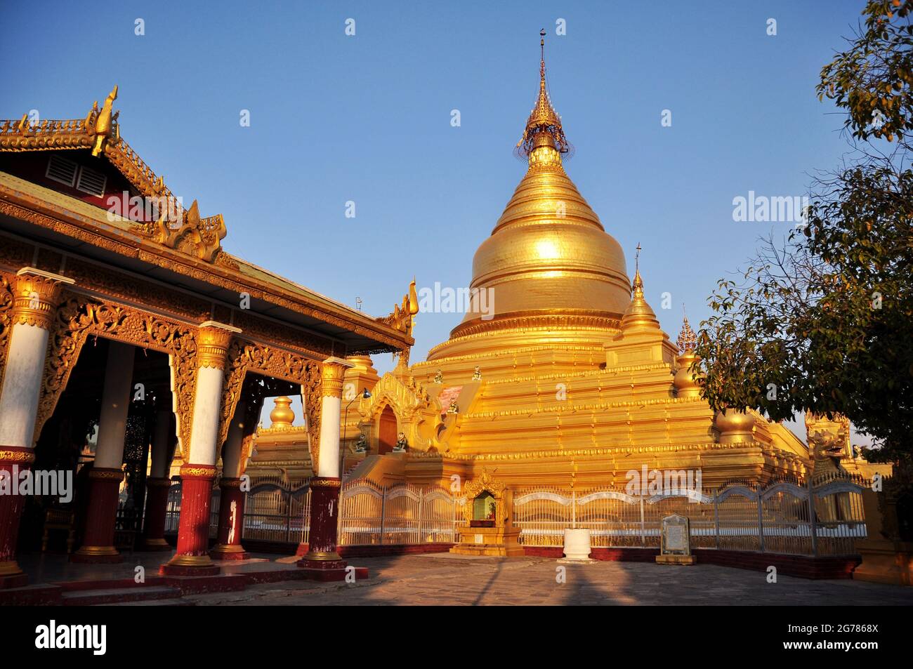 Maha Lawka Marazein goldener Stupa der Lawkamanisula Pagode paya Tempel oder Kuthodaw Inschrift Schrein für birmanische Menschen und ausländische Reisende reisen vi Stockfoto