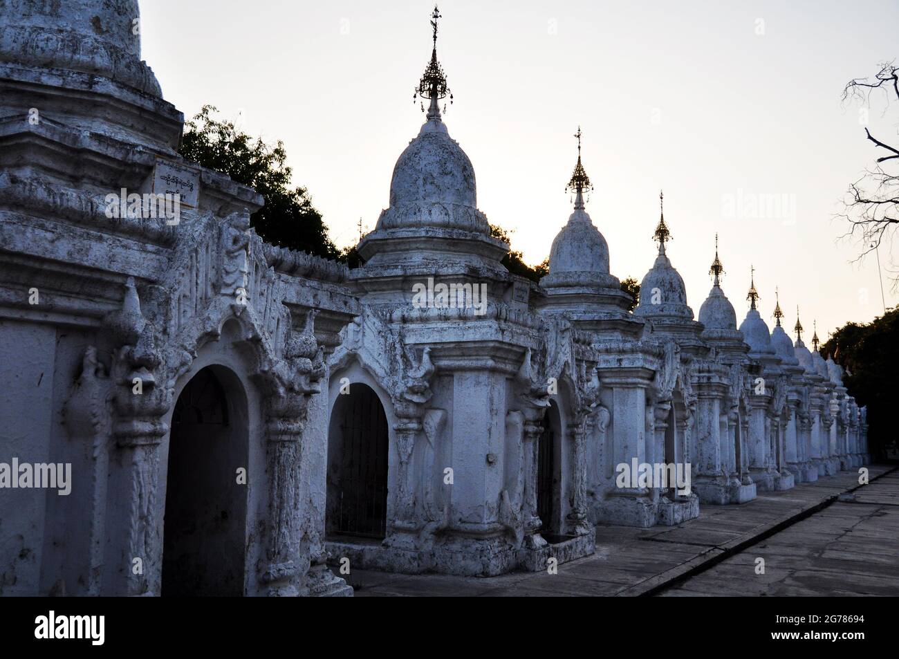 Maha Lawka Marazein goldener Stupa der Lawkamanisula Pagode paya Tempel oder Kuthodaw Inschrift Schrein für birmanische Menschen und ausländische Reisende reisen vi Stockfoto