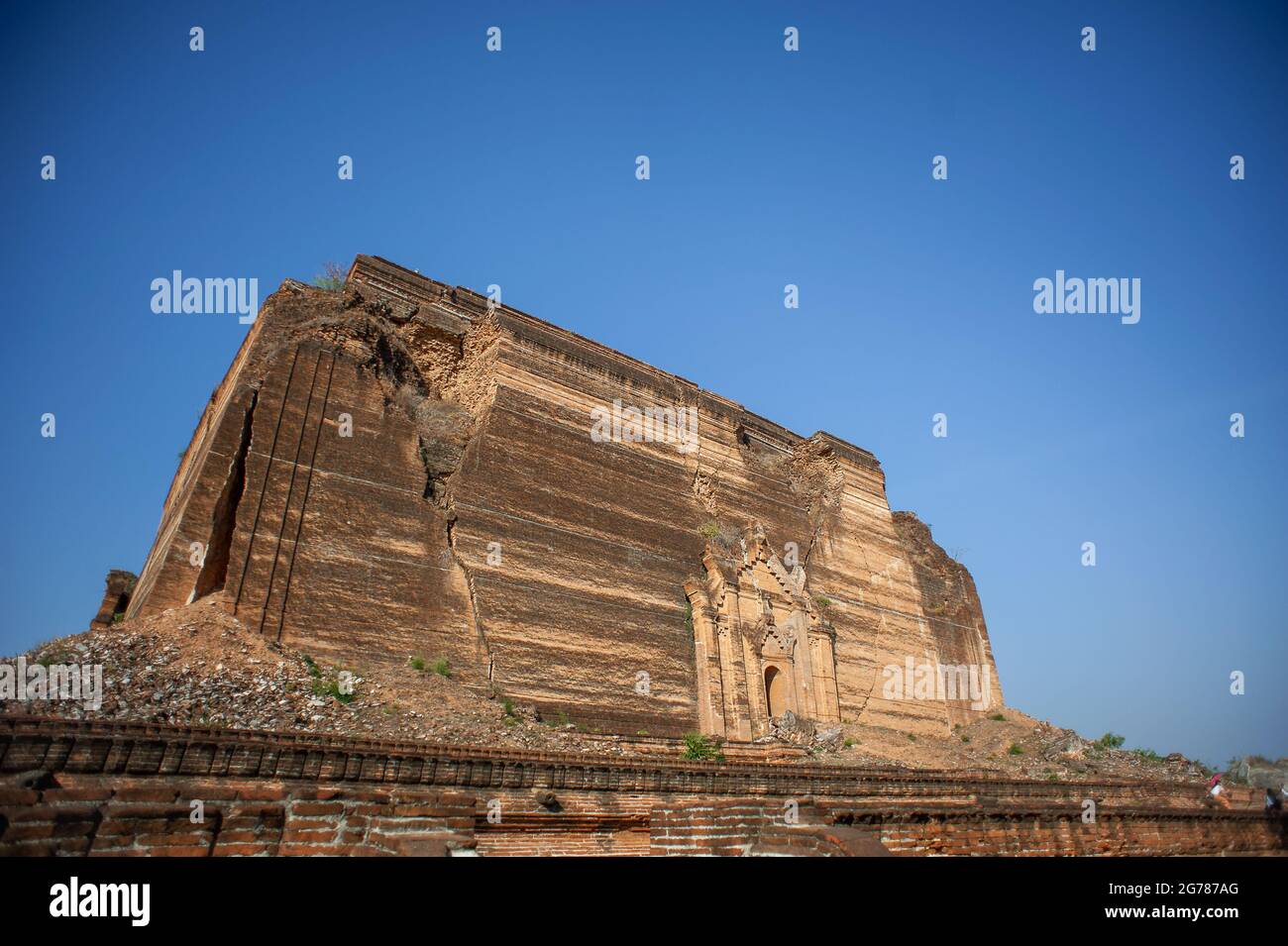 Zerstörte Pagode von Mingun Pahtodawgyi in der Nähe von Mandalay, Myanmar. Es wurde 1790 begonnen und nach einem verheerenden Erdbeben im Jahr 1839 nie fertig gestellt Stockfoto