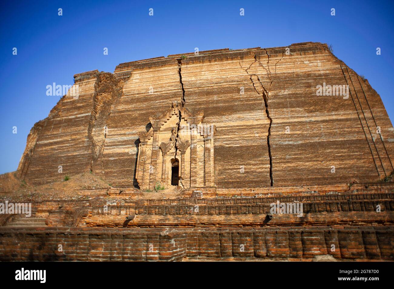 Zerstörte Pagode von Mingun Pahtodawgyi in der Nähe von Mandalay, Myanmar. Es wurde 1790 begonnen und nach einem verheerenden Erdbeben im Jahr 1839 nie fertig gestellt Stockfoto