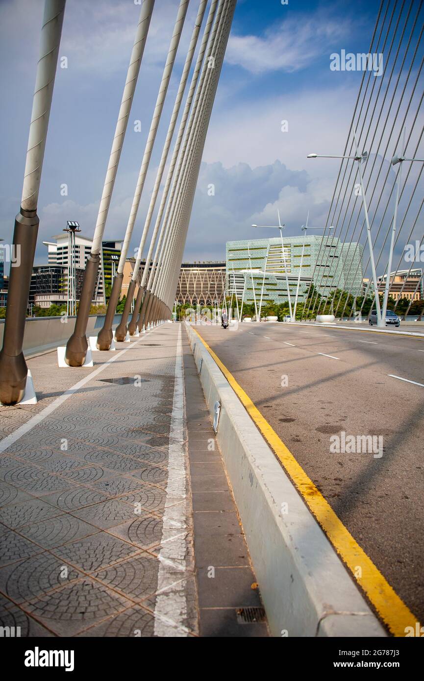 Putrajaya, Malaysia - Juli 2019: Die Seri Wawasan Brücke. Straße, Stützstreben und Stadthintergrund Stockfoto