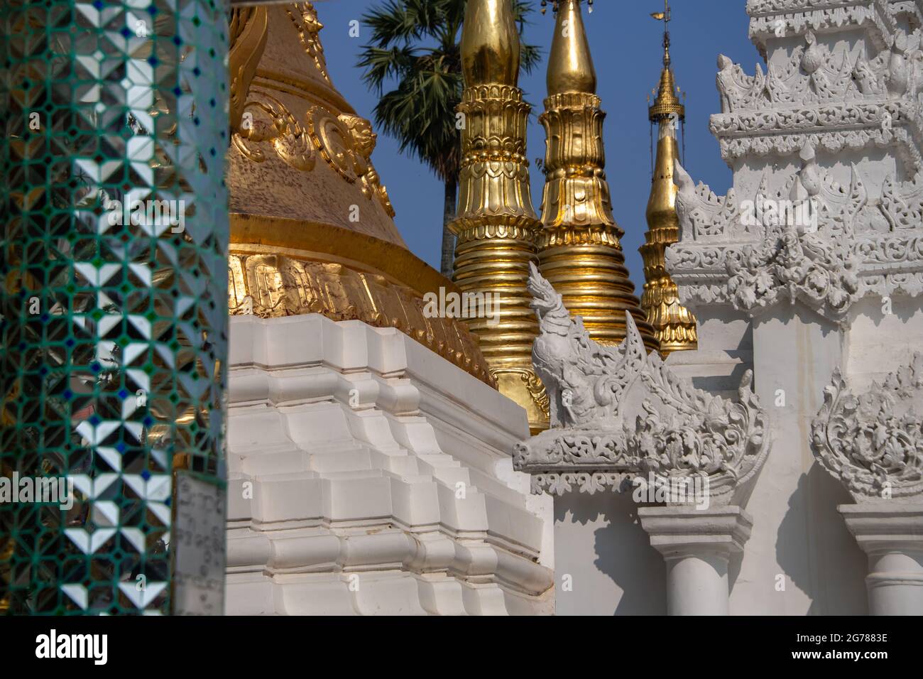 Shwedagon-Pagode, Yangon, Myanmar. Teilansicht auf reich verzierten Tempelkomplex, verkleidet mit Spiegelfliesen und Goldplatte. Stockfoto