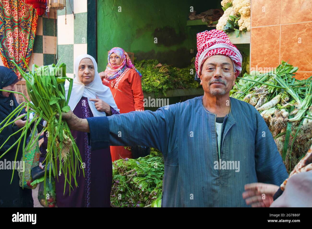 Fruitmonger schamt es für seine weiblichen Kunden in den Gassen hinter Al Azhar im Muski-Viertel von Kairo, Ägypten Stockfoto