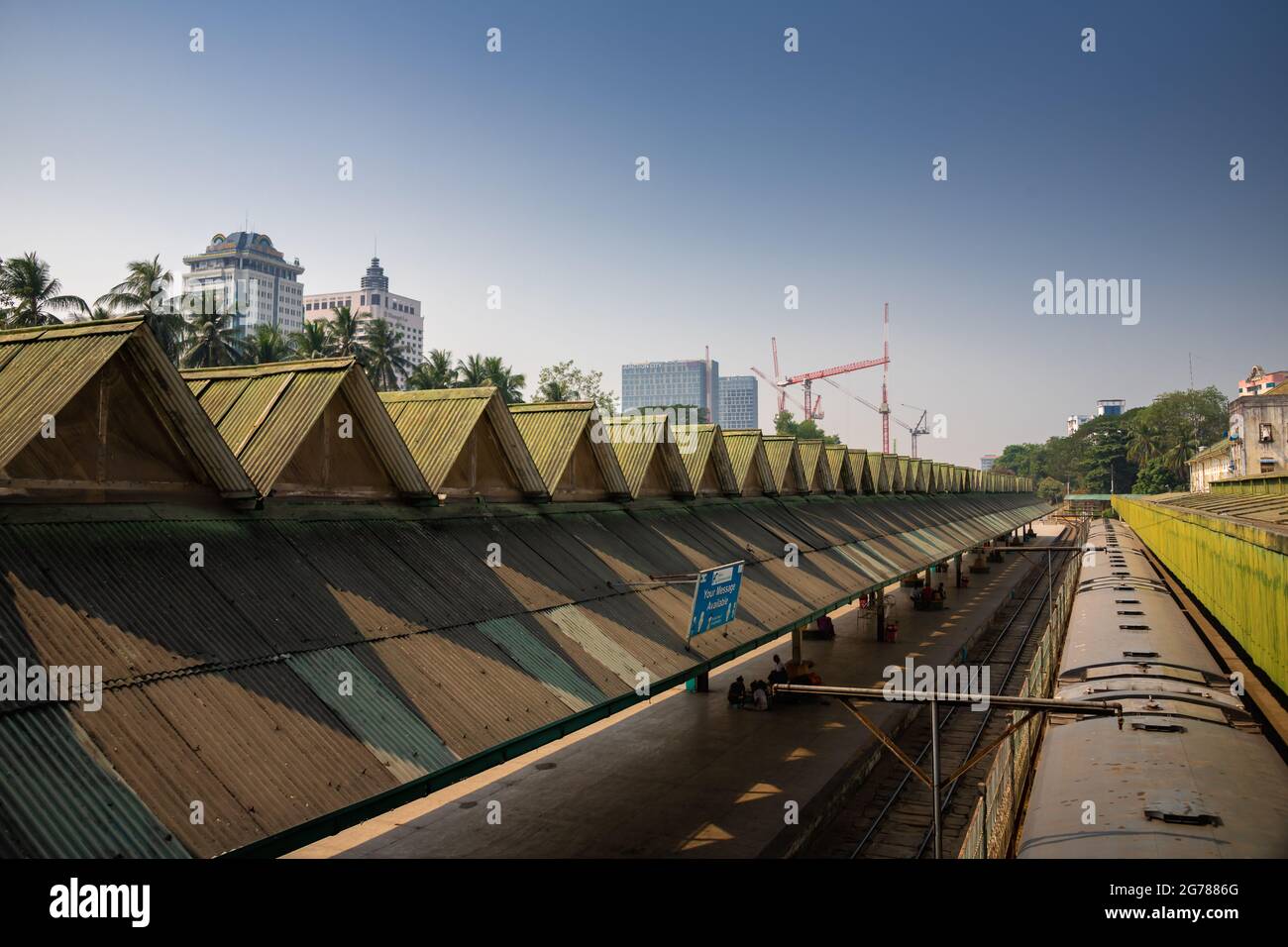 Yangon, Myanmar - Januar 2020: Bahnhof im Stadtzentrum von Yangon. Blick auf Dächer, Plattformen und Bahngleise Stockfoto