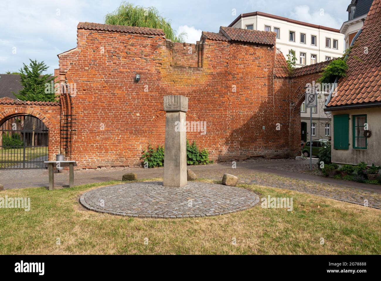Stralsund, Deutschland. Juni 2021. Gedenkstele im Johanniskloster. Es erinnert an die Vertreibung und den Mord an den Juden in Stralsund. Quelle: Stephan Schulz/dpa-Zentralbild/ZB/dpa/Alamy Live News Stockfoto