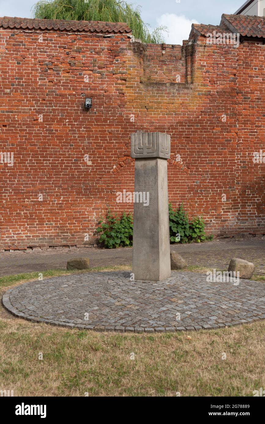 Stralsund, Deutschland. Juni 2021. Gedenkstele im Johanniskloster. Es erinnert an die Vertreibung und den Mord an den Juden in Stralsund. Quelle: Stephan Schulz/dpa-Zentralbild/ZB/dpa/Alamy Live News Stockfoto