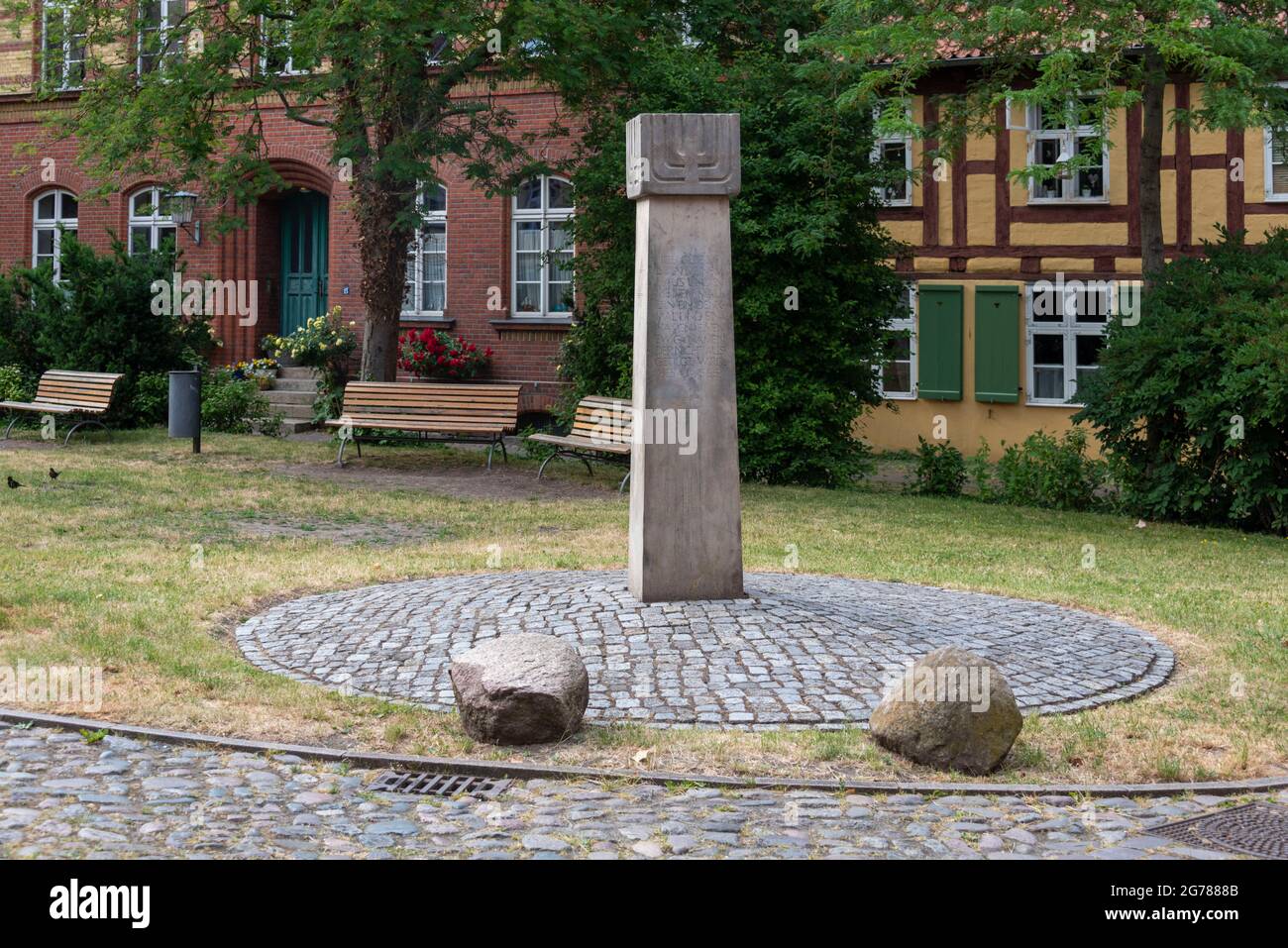 Stralsund, Deutschland. Juni 2021. Gedenkstele im Johanniskloster. Es erinnert an die Vertreibung und den Mord an den Juden in Stralsund. Quelle: Stephan Schulz/dpa-Zentralbild/ZB/dpa/Alamy Live News Stockfoto
