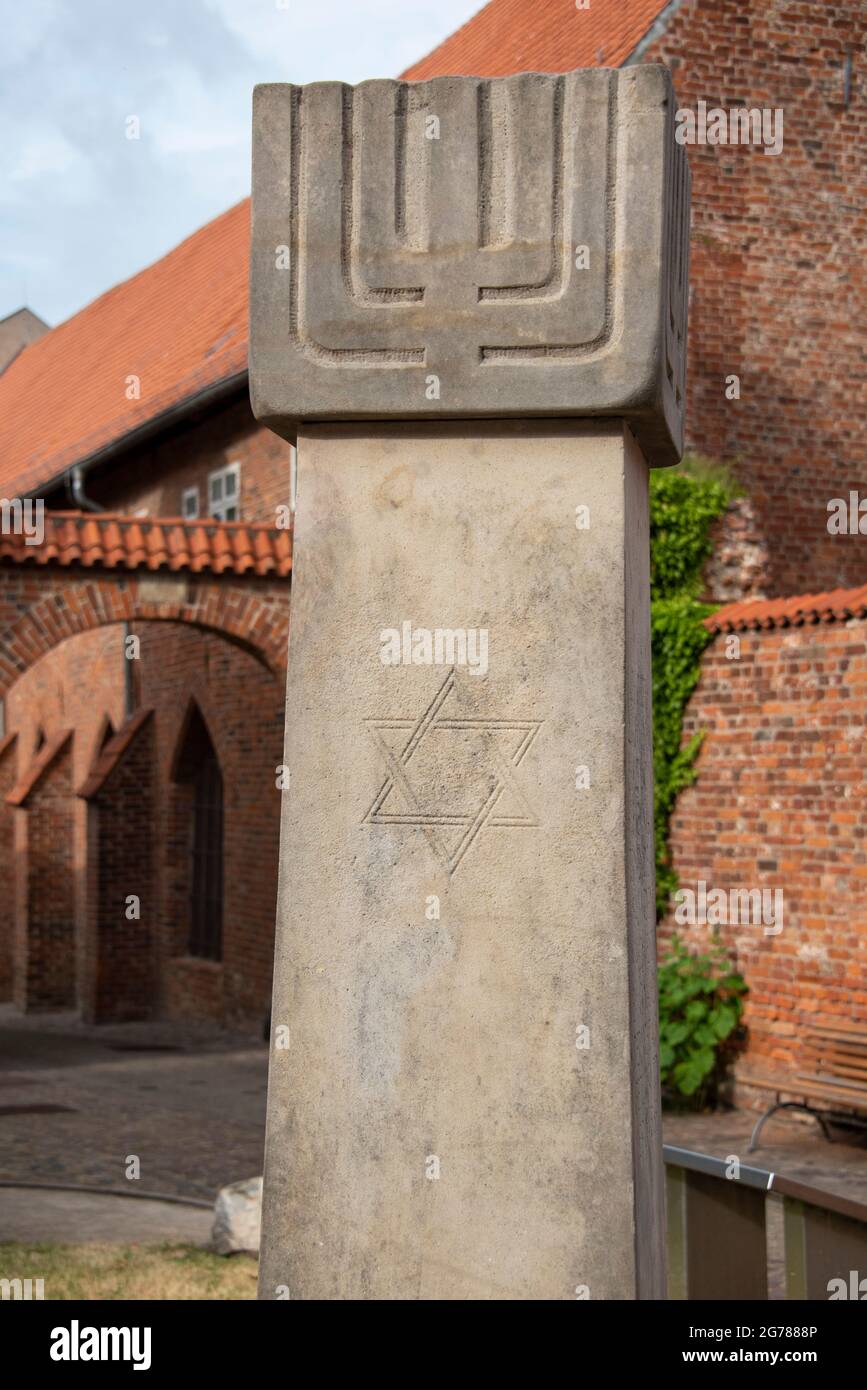 Stralsund, Deutschland. Juni 2021. Gedenkstele im Johanniskloster. Es erinnert an die Vertreibung und den Mord an den Juden in Stralsund. Quelle: Stephan Schulz/dpa-Zentralbild/ZB/dpa/Alamy Live News Stockfoto