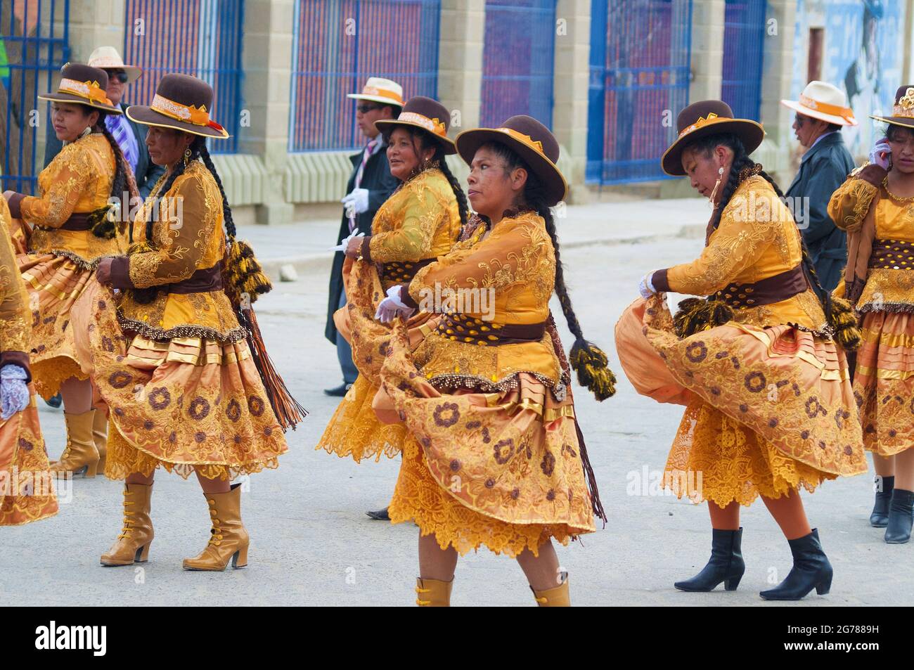 Kostümierte Teilnehmer einer Festparade zur Feier der Jungfrau von Urkupina in Uyuni auf dem bolivianischen Altiplano Stockfoto