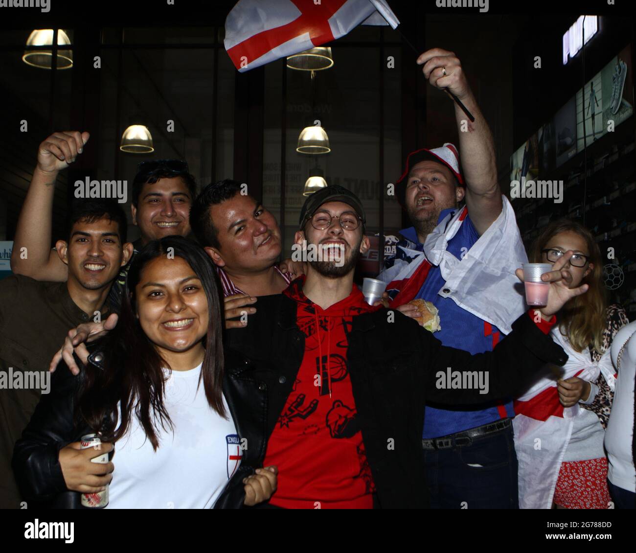 Wembley, London, Großbritannien. Juli 2021. Fans zeigen ihre Unterstützung für England im Picadilly Circus. 11/07/2021, Marcin Riehs/Pathos Credit: One Up Top Editorial Images/Alamy Live News Stockfoto