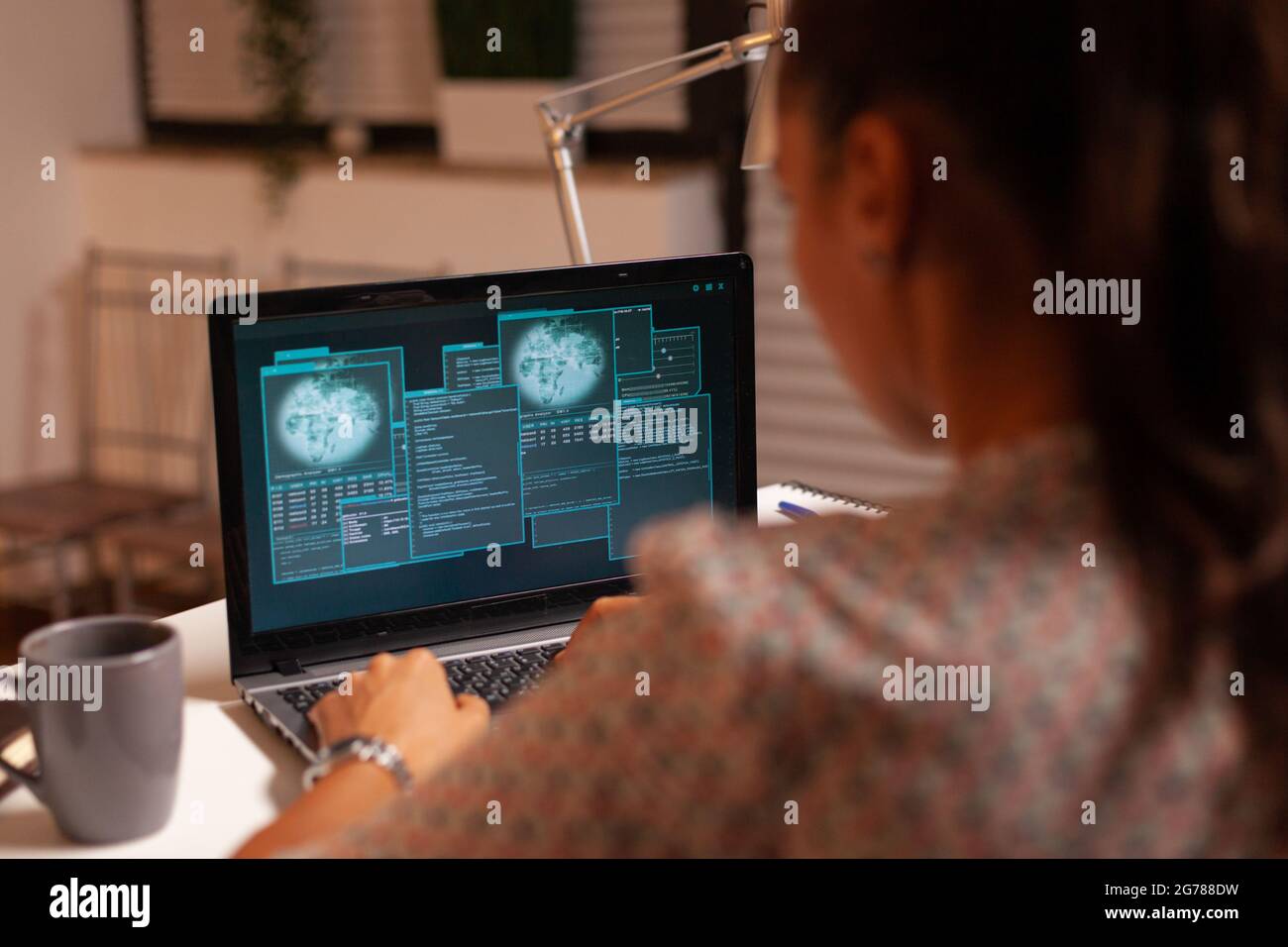 Frau tun Cyberspace kriminelle Aktivität Hacking Firewall mit Laptop aus dem Heimbüro in der Nacht. Programmierer schreiben eine gefährliche Malware für Cyber-Angriffe mit Performance-Laptop während Mitternacht. Stockfoto