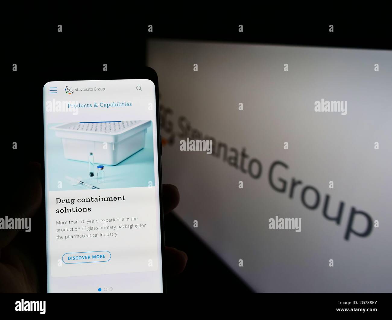 Person hält Smartphone mit Website der italienischen Glasfirma Stevanato Group Spa auf dem Bildschirm mit Logo. Konzentrieren Sie sich auf die Mitte des Telefondisplays. Stockfoto